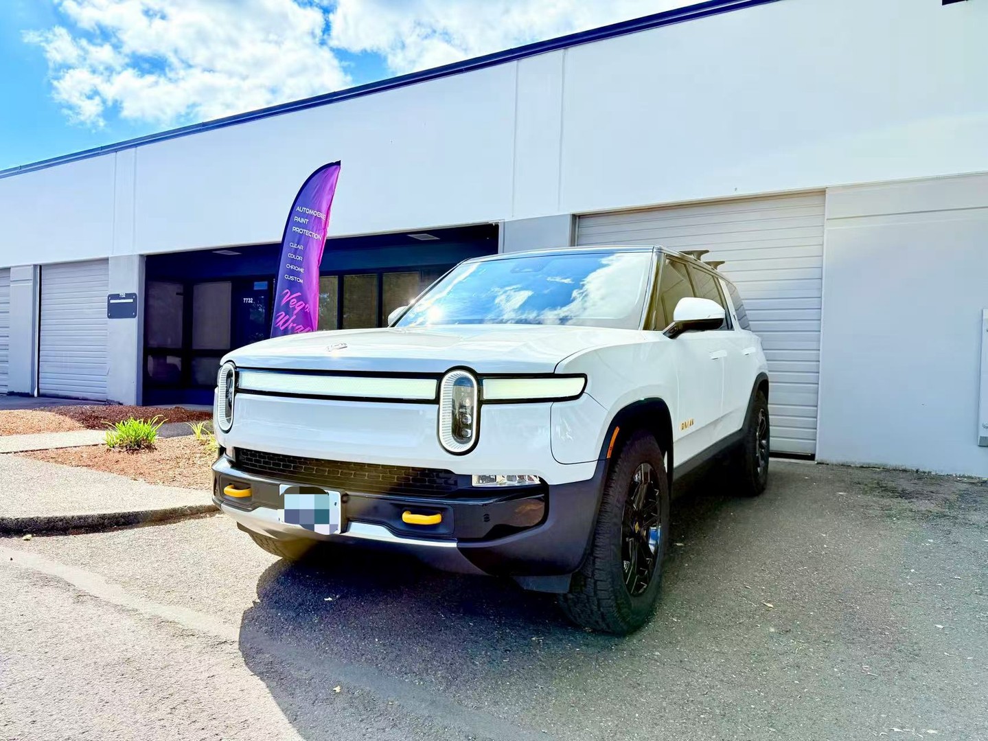 It’s not just about the look — it’s about protecting what matters.
Style meets peace of mind on every drive.
#Rivian #RivianR1S #FrontPPF #PaintProtection #LifestyleDrive #VegaWraps