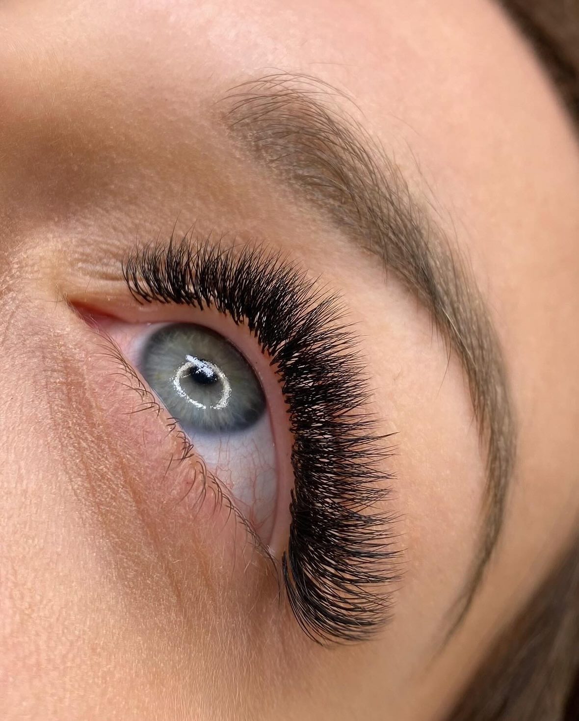 Varázsold újjá a tekinteted! 🤍 Anna mostantól új vendégeket fogad szalonunkban. Tartós, gyönyörű pillákkal teszi különlegessé a megjelenésed. Időpontfoglalás: telefonon 06703191725 @lashstylist_anna_ @melindapoznik