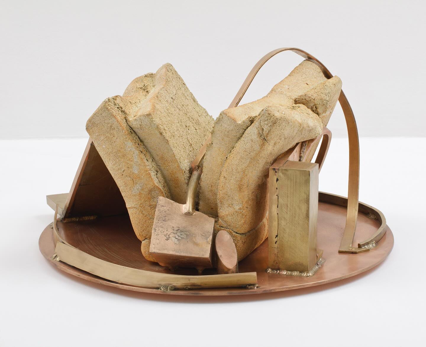 Anthony Caro, To Be Told, 2013, Bronze, brass and clay, 25.5 x 46 x 43 cm
📷John Hammond
#anthonycaro #caro #anthonycarocentre #abstractsculpture #lastsculptures #clay