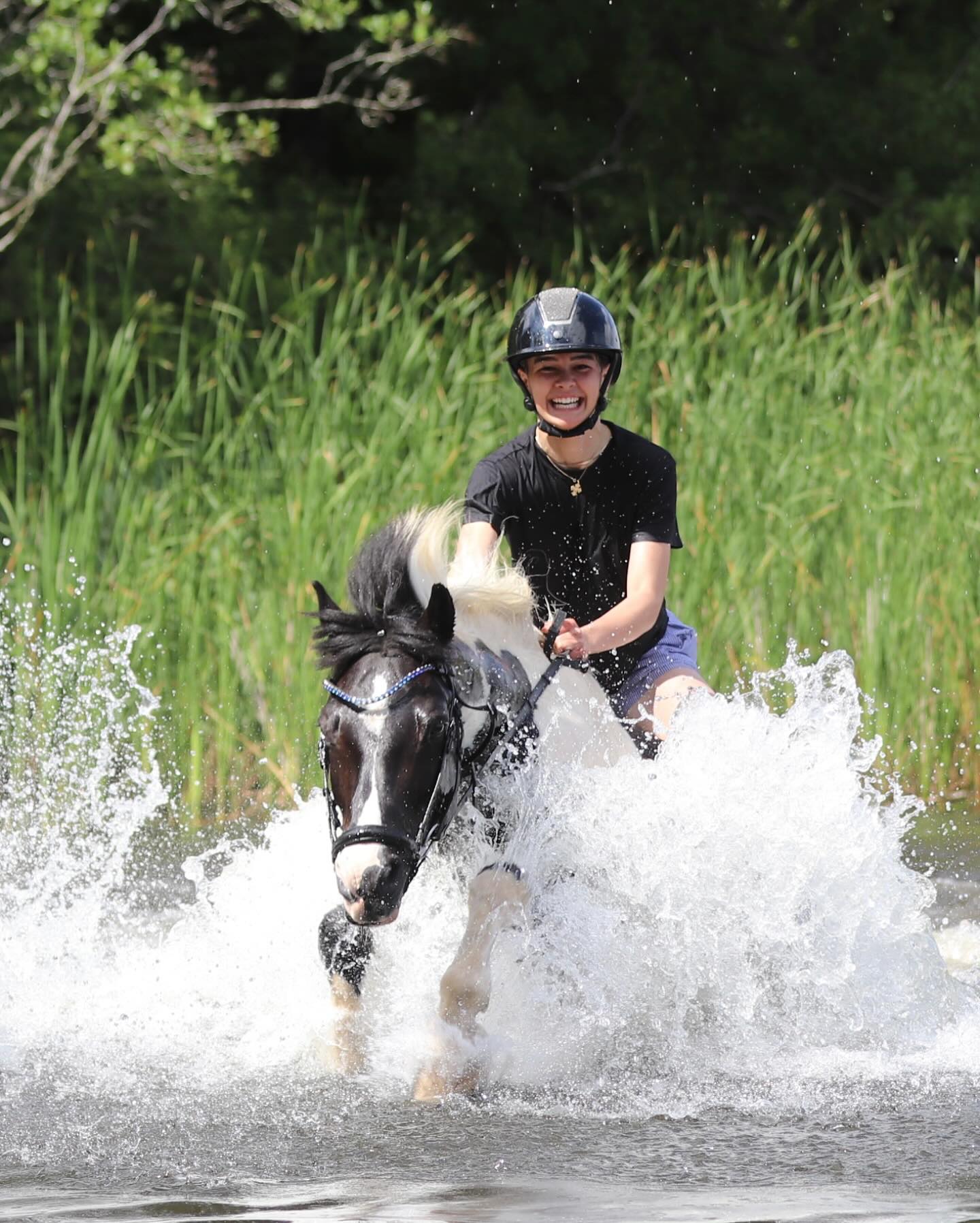 De to her har en FEST i vandet💦 #danmarkssjovesteridelejr #østerlundridelejr #østerlund