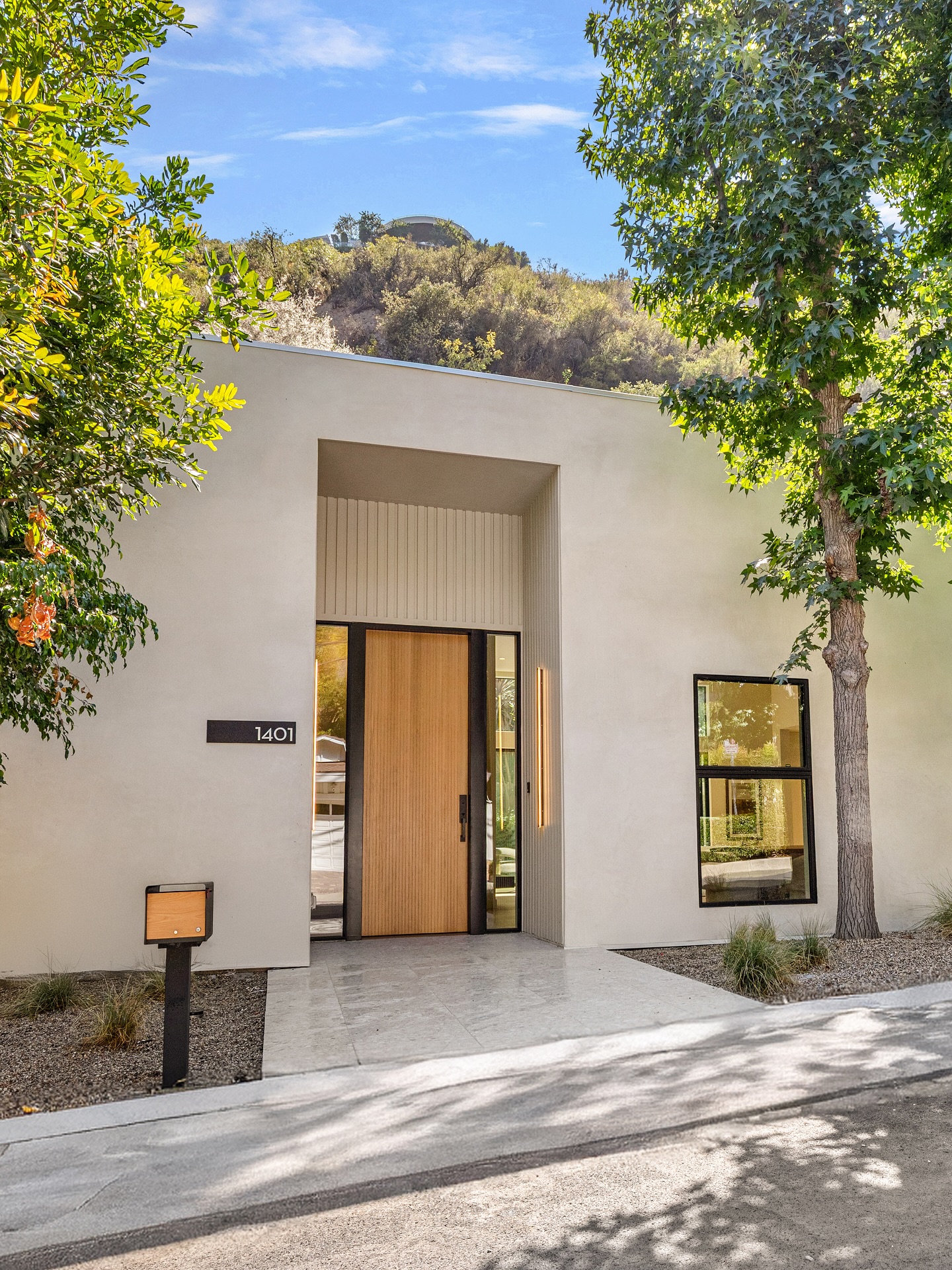 Brentwood’s newest || 1401 N. Bundy Drive
Listed by Merse Kollo & Griffin Ruderman
@forwardonerealestate
#justlisted #brentwood #losangeles #modernliving #luxuryhomes #realestatephotography