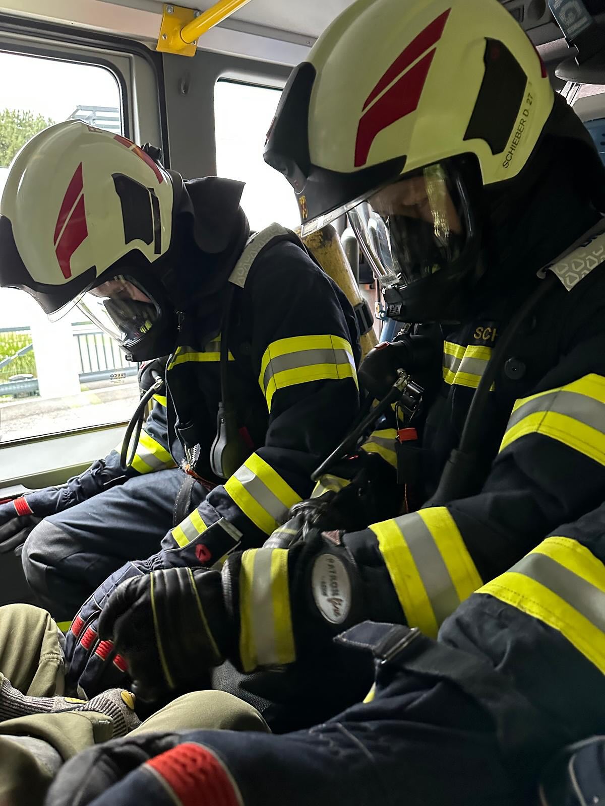 23.08.2025: ÜBUNGS-SAMSTAG!
Annahme war ein Kellerbrand mit Gefahrengut in den Kellerräumlichkeiten, einer vermissten Person, inkl. Innen- und Außenangriff.
Die Übung war ein voller Erfolg und auch der Spaß kam nicht zu kurz! 😂🙈🫣
(c) SJF
