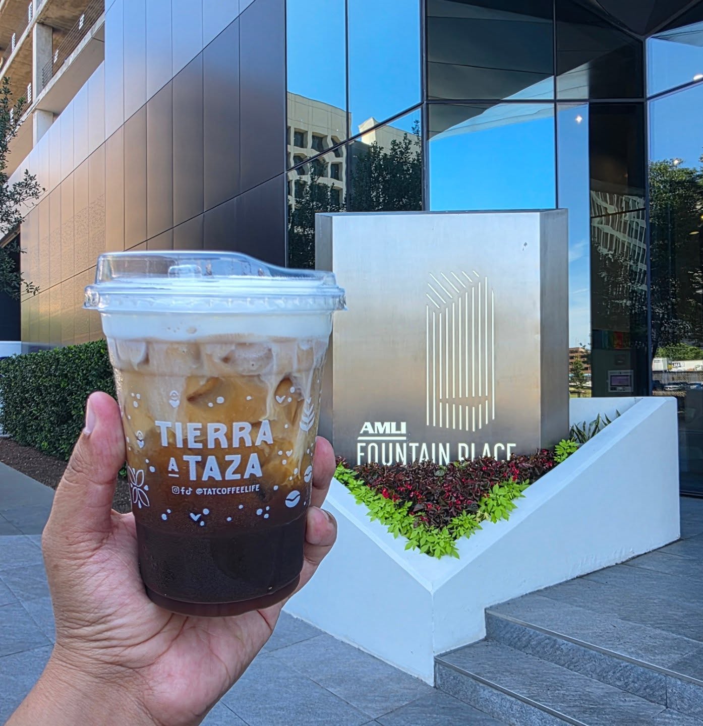 A midday 🌞 pick-me-up for this Texas heat 🔥! Our Sweet Dreams Cold Brew is the perfect cure. It's a vanilla bean cold brew topped with a rich dulce de leche cold foam. Seriously what are you waiting for?
#tatcoffee #tatcoffeelife #dallascoffeeshop #dallascoffeecart #coffeelovers