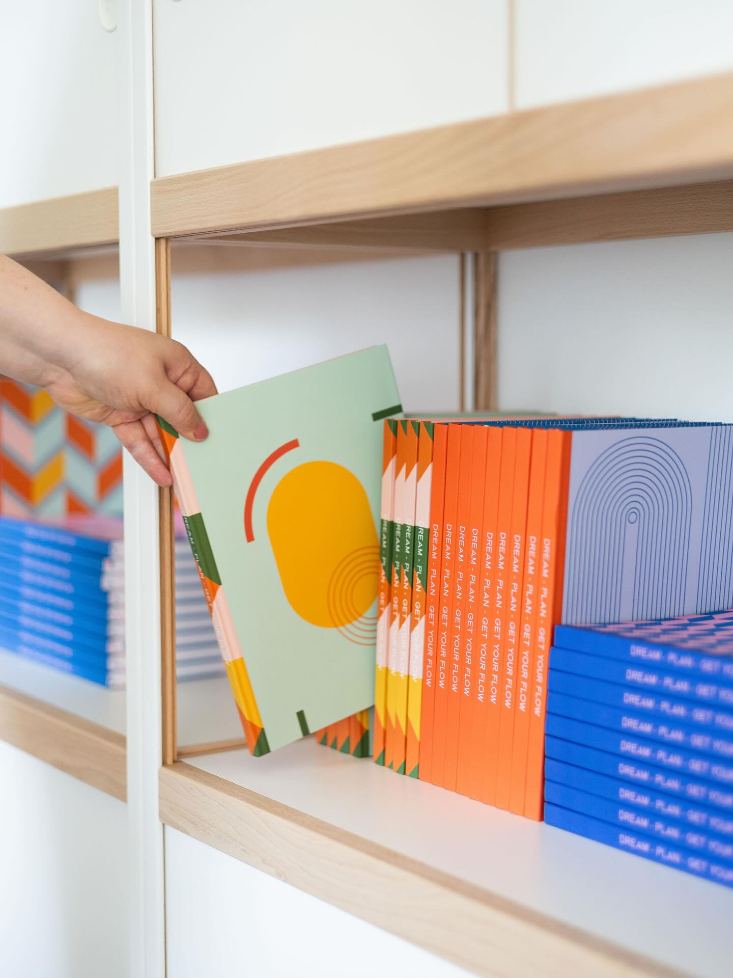 Plannen… Dat gaat niet over taken afvinken (al krijg je daar wel een heerlijk shotje gelukshormoon door 😜), het gaat vooral over beter voor mezelf zorgen.
Heb jij vragen over onze Get Your Flow planner? Stuur een DM en ik help jou graag verder.
📷 @djulibravenboer
#plannen #zelfzorg #planner #productiviteit #focus #zelfzorgtips #mentaalwelzijn #gelukkigzijn