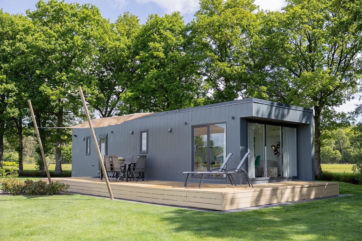 🌟 In the Spotlight: Chalet ‘Chique’ 🌿
Ons 6-persoons chalet met – als je het mij vraagt – het allermooiste, vrije uitzicht over de uitgestrekte landerijen. ✨
Spot hazen in de ochtenddauw, ooievaars die overvliegen, reeën en talloze vogels die zich laten horen. 🐇🦌🕊️
🏡 3 comfortabele slaapkamers
🍽️ Ruime, complete keuken
🛋️ Comfortabel meubilair
🍃 En vooral… rust, ruimte en natuur op z’n best.
Ben jij toe aan een plek waar je écht even uitzoomt?
📍 Chalet ‘Chique’ wacht op je.
#ChaletChique #InTheSpotlight #VakantieInNederland #Natuurhuisje #LandelijkGenieten #VrijUitzicht #ChaletLife