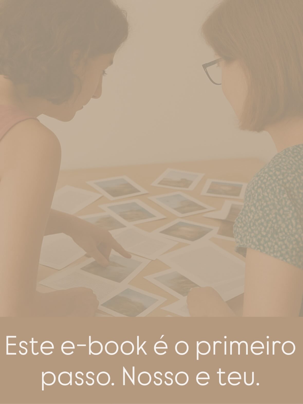 Não nasceu de teoria.
Nasceu da vida real, com os seus altos e baixos.
🌱 O Entre o que sei e o que faço nasceu das nossas próprias experiências como educadoras.
Dos dias em que sentimos falta de espaço para sermos inteiras.
Das reuniões em que guardámos silêncio.
Dos momentos em que parecia mais fácil abrandar/parar mas escolhemos continuar.
Nasceu também das conversas com as nossas alunas e colegas.
Das partilhas que nos mostraram que estas vivências são comuns a tantas de nós.
E da recusa em aceitar que educar precise de nos afastar de nós mesmas.
Este e-book não é uma receita.
É uma bússola.
Um manual para voltar a ti quando o dia pesa, quando o lugar não encaixa, quando precisas de te lembrar por que escolheste educar.
✨ É também um primeiro passo do Raízes do Ser:
a ponte entre o que sentes e o que fazes.
👉 Link na Bio
Que este livro seja companhia, âncora e travessia.
Com tempo. Com presença. Com verdade.💛