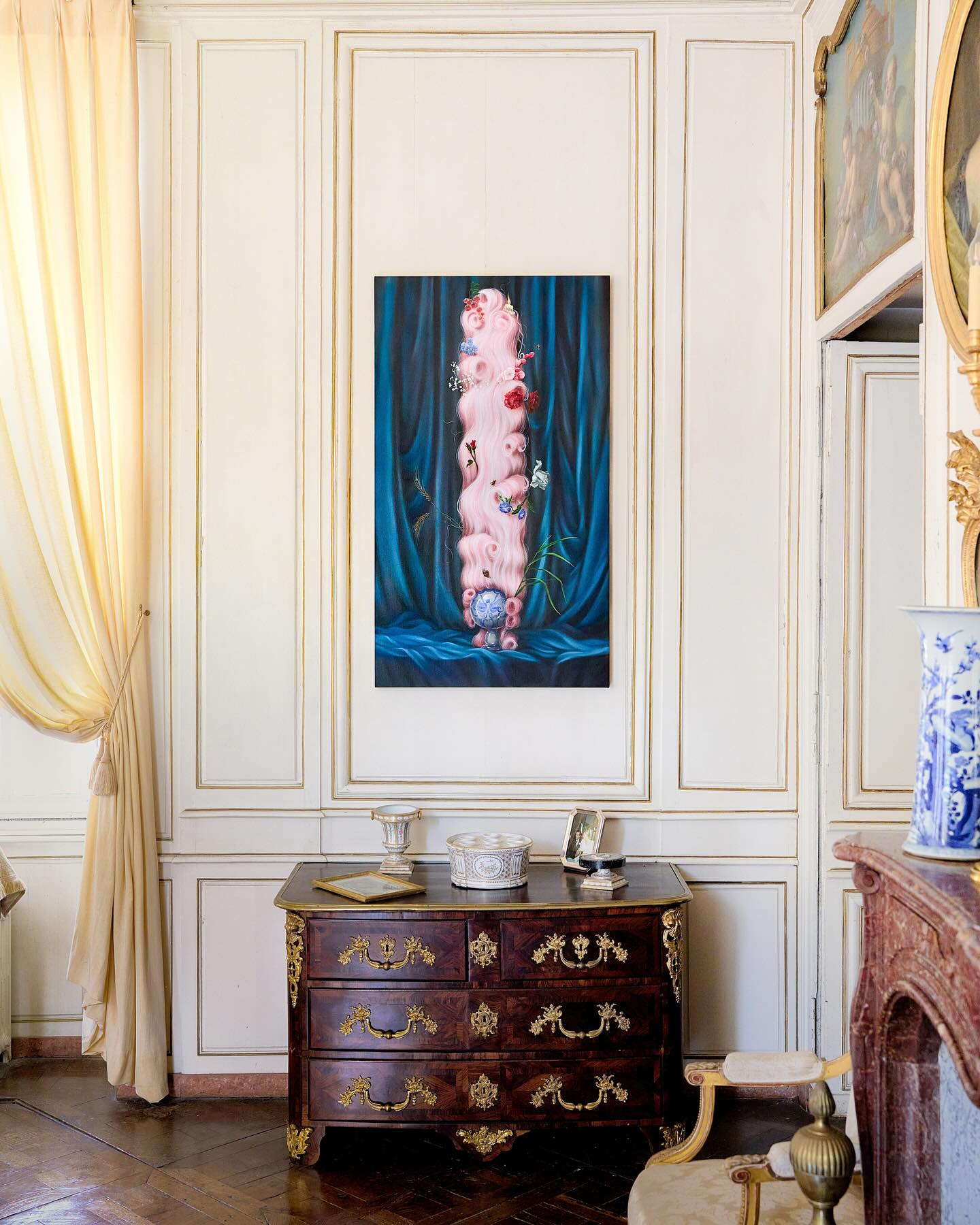 Xu Yang’s 𝒞𝑒𝓃𝓉𝓇𝑒𝒻𝑜𝓁𝒹 (𝐼𝓃 𝓅𝑒𝓇𝓅𝑒𝓉𝓊𝓊𝓂 𝑒𝓉 𝓊𝓃𝓊𝓂 𝒹𝒾𝑒𝓂 / 𝐹𝑜𝓇𝑒𝓋𝑒𝓇 𝒶𝓃𝒹 𝑜𝓃𝑒 𝒹𝒶𝓎) in ‘Forget Me Not’, curated by Lucy von Goetz. Photography by Bater & Street.
Xu’s inclusion of the Asian hornet, a creature that devours bees (you see the bee attracted to the blossom higher on the picture plane) introduces a darker pulse to this lush composition. The burning candle and slow-moving snail evoke the vanitas still life, where material splendour is counterbalanced by symbols of decay and mortality. Xu’s work positions itself within a cross-cultural lineage of artistic meditation on time: a recognition that memory, like beauty, is both precious and precarious, poised perpetually on the edge of disappearance. Psalm 103:15 reminds us: “As for man, his days are as grass: as a flower of the field, so he flourisheth.” Xu’s art does not just catalogue vanitas; it probes whether art is a conquest of transience, or a profound acknowledgement of it.
𝒞𝑒𝓃𝓉𝓇𝑒𝒻𝑜𝓁𝒹 (𝐼𝓃 𝓅𝑒𝓇𝓅𝑒𝓉𝓊𝓊𝓂 𝑒𝓉 𝓊𝓃𝓊𝓂 𝒹𝒾𝑒𝓂 / 𝐹𝑜𝓇𝑒𝓋𝑒𝓇 𝒶𝓃𝒹 𝑜𝓃𝑒 𝒹𝒶𝓎)
2024 - 2025
Oil on linen
140 x 80cm
#RococoReimagined #momentomori #vongoetz #stilllife #XuYang #ForgetMeNot #XuYang_Art