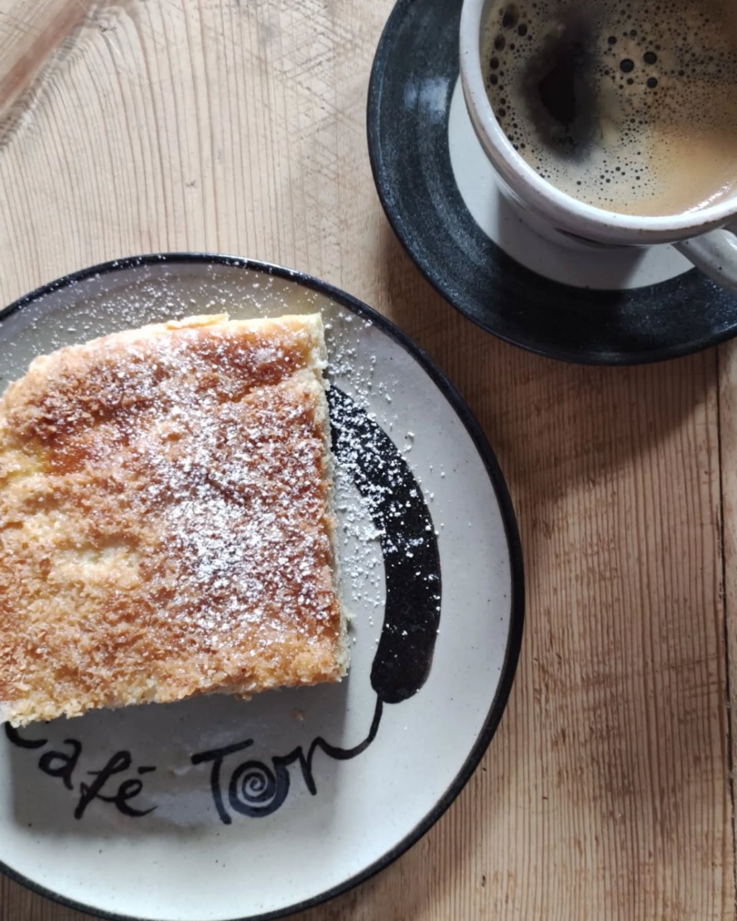 ❤️ Kokoskuchen
❤️ Bei uns im café Ton gibt es jedes Wochenende ein wechselndes Angebot hausgebackener Kuchen und besten Barista-Kaffee!
☕ Die Öffnungszeiten & Veranstaltungen für den laufenden Monat findet Ihr
im Highlight "Aktuelles" hier auf Instagram und auf unserer website (link in der Bio).
Wir freuen uns auf euch! ❤️
#caféton #fabrikschleichach #keramikwerkstatt
#kaffeeliebe #kaffee #barista
#kuchenliebe #kuchen
