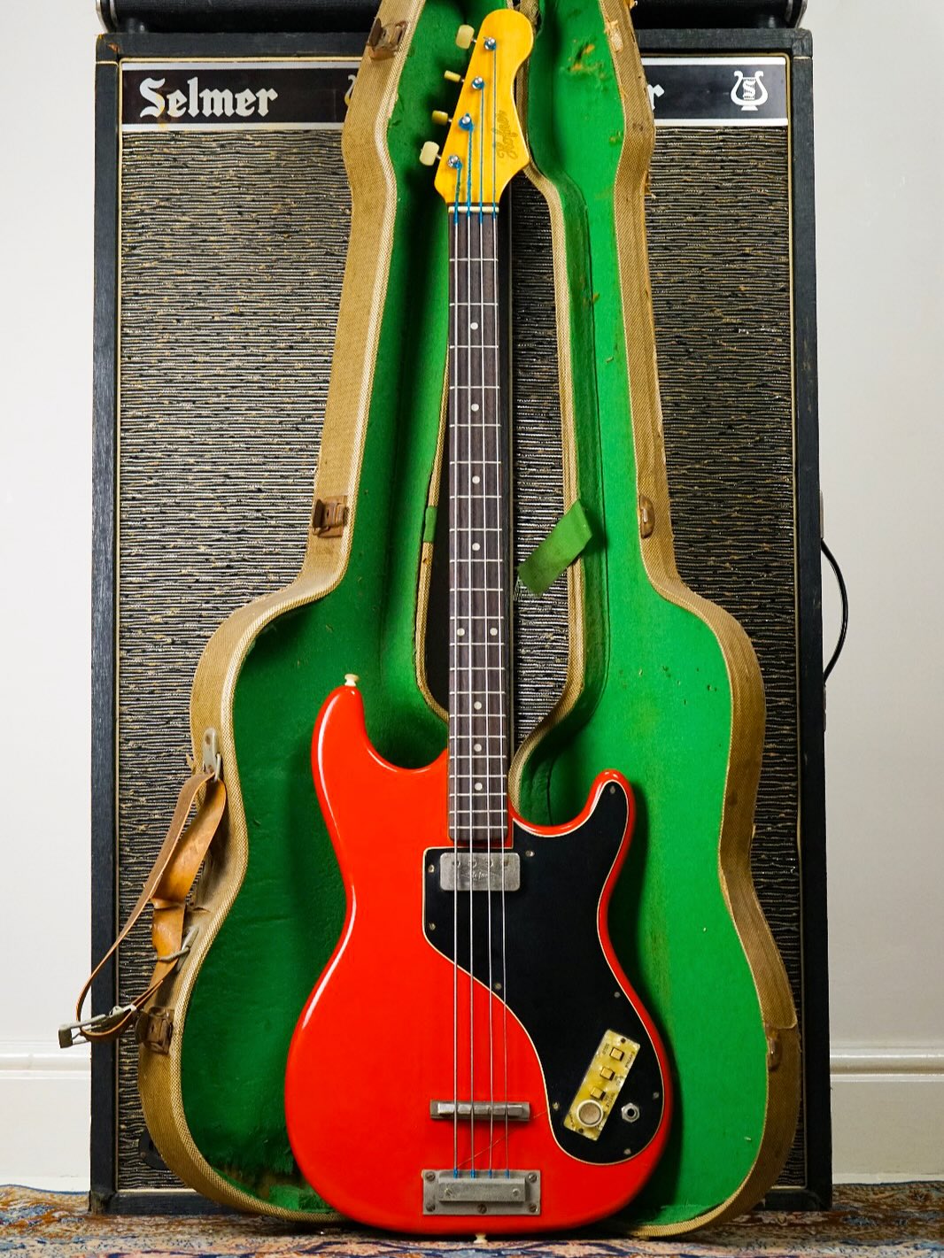 1963 Hofner 182 E1 ‘Professional’ Bass.
Clearly Hofner’s attempt at a contemporary Precision Bass and to be fair, good job.
And it comes paired with its original Selmer tweed case, which it came with when it was originally sold new in the early 60s.