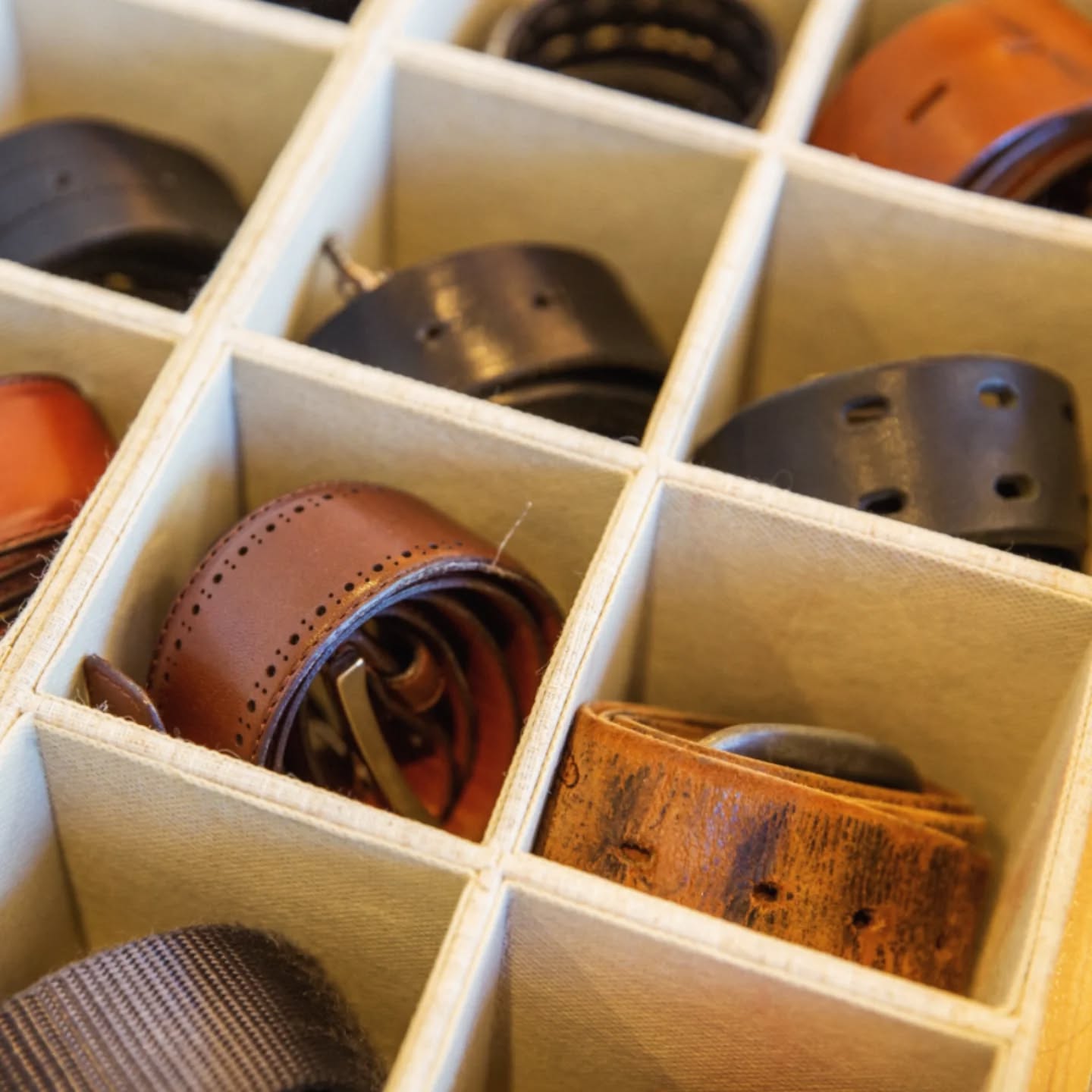 You're more likely to give your outfit the finishing touch of accessories if they are organized.
#organizeforstressfreemornings #organizerforbusyparents #professionalorganizing #bayareaorganizer #amscotthome