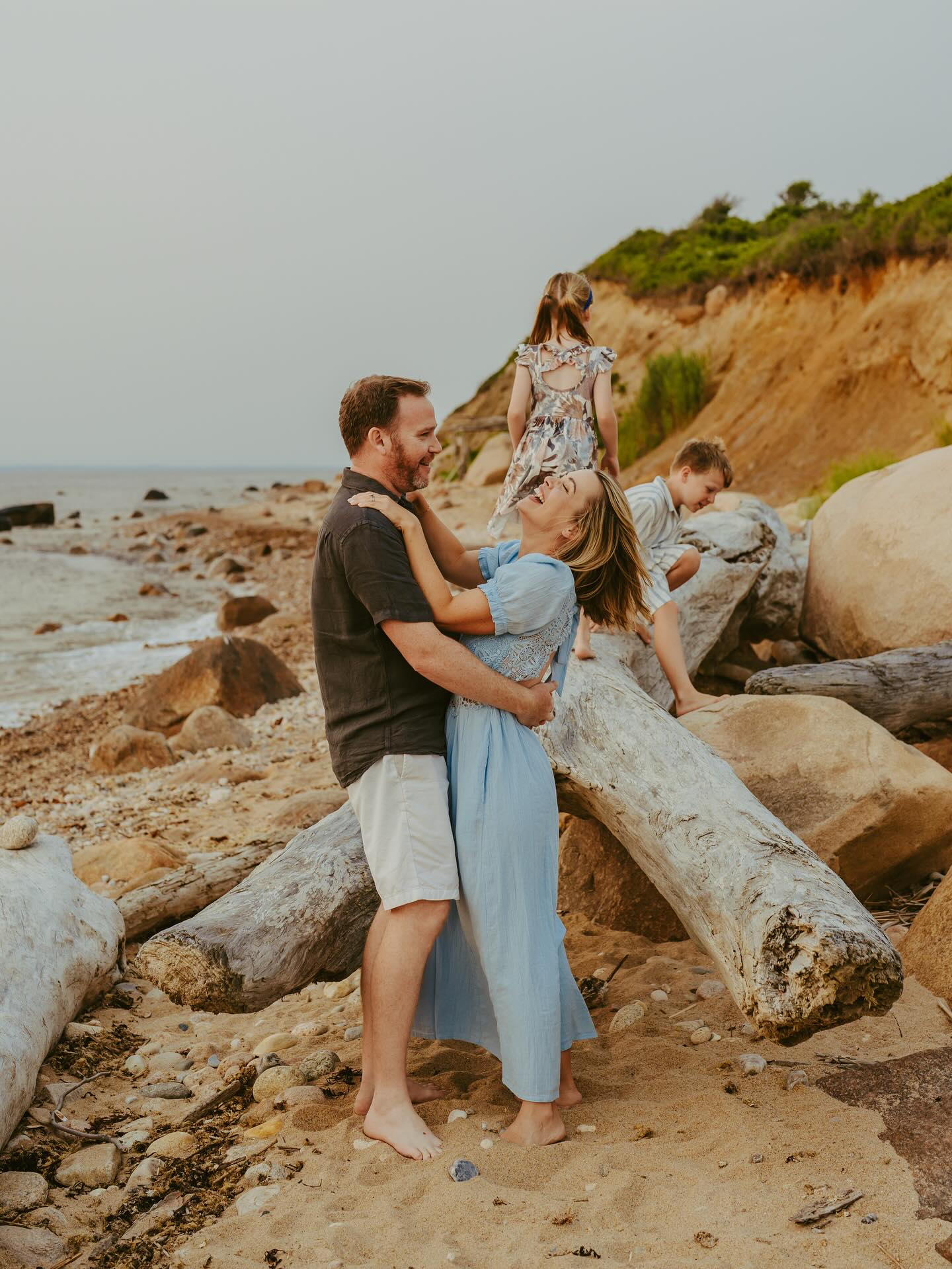 New England has some really pretty spots, and Block Island is definitely on that list! When @emileebischof asked about the possibility of me coming to their favorite family spot to capture summer memories I didn’t even hesitate! I love when my job takes me to cool places! We had a smoky golden sunset and ran around the beach laughing the whole time, it was a blast!