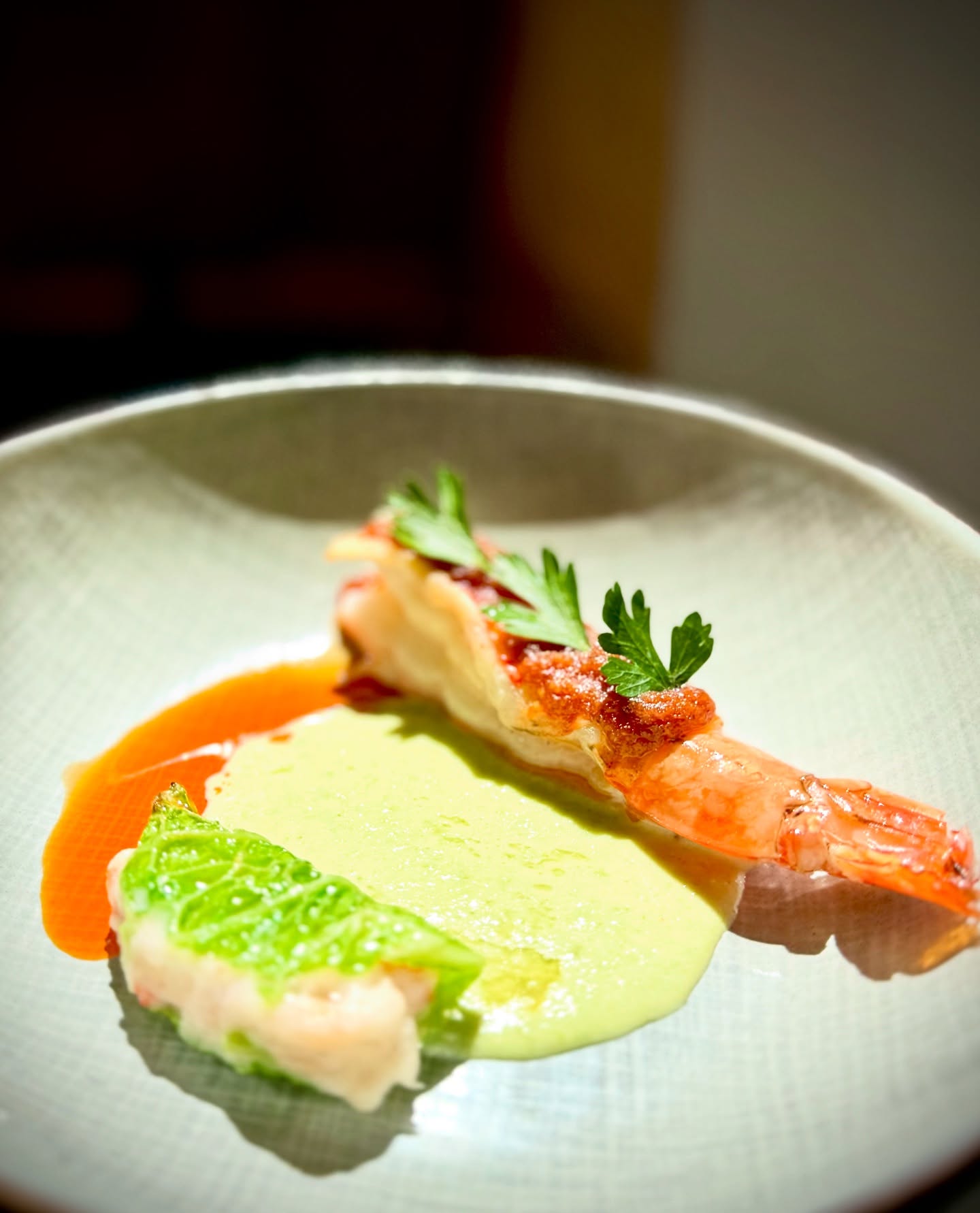 【Étreinte des Vagues】
Sous le parfum riche et envoûtant du satay 🌶️🥜 — une sauce originaire du sud de la Chine 🇨🇳, mariant épices torréfiées 🌿, ail 🧄 et onctuosité de noix de cajou 🥜 et de pignons de pin 🌲 — les crevettes tigrées noires 🍤 se parent d’une intensité marine 🌊, adoucie par une sauce crémeuse aux fèves edamame 🫘.
Les raviolis aux crevettes 🥟🍤, enveloppés de choux de milan 🥬, se lient à une huile pimentée infusée aux crevettes 🌶️🦐, qui réchauffe l’âme ✨❤️.
Ce plat, à la croisée de Chushu et Bailu ☀️🍃, évoque la chaleur estivale 🔥 qui se retire, laissant place à une brise fraîche chargée d’embruns 🌬️🌊
📝 Réservation: www.bistrowu.com
#aix #aixmaville #aixenprovence #aixenpce #aixenprovencetourism #aixenprovence❤️ #aixoise #FoodArt #Gastronomie #AsianFusion #SeafoodLovers #Satay #Crevettes #FineDining #FoodieLife #Epicurean #HauteCuisine #InstaFood #Foodstagram #GastronomyJourney #ShrimpLovers #ArtOfPlating #seasonalcuisine