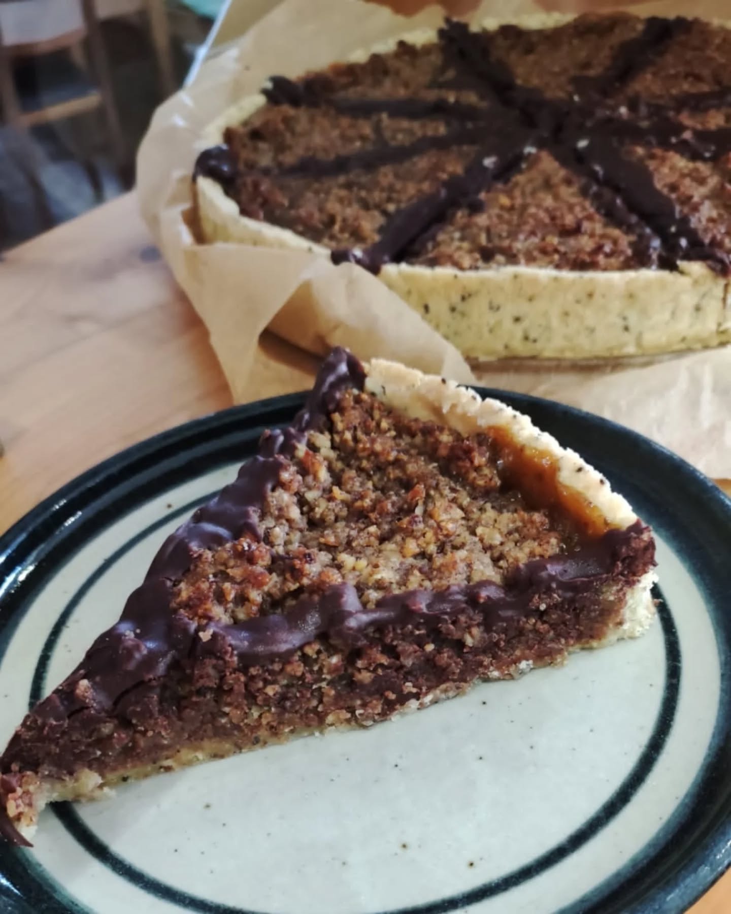 DIE Nussecke! 🌰❤️
❤️ Bei uns im café Ton gibt es jedes Wochenende ein wechselndes Angebot hausgebackener Kuchen und besten Barista-Kaffee!
☕ Die Öffnungszeiten & Veranstaltungen für den laufenden Monat findet Ihr
im Highlight "Aktuelles" hier auf Instagram und auf unserer website (link in der Bio).
Wir freuen uns auf euch! ❤️
#caféton #fabrikschleichach #keramikwerkstatt
#kaffeeliebe #kaffee #barista
#kuchenliebe #kuchen #nussecke