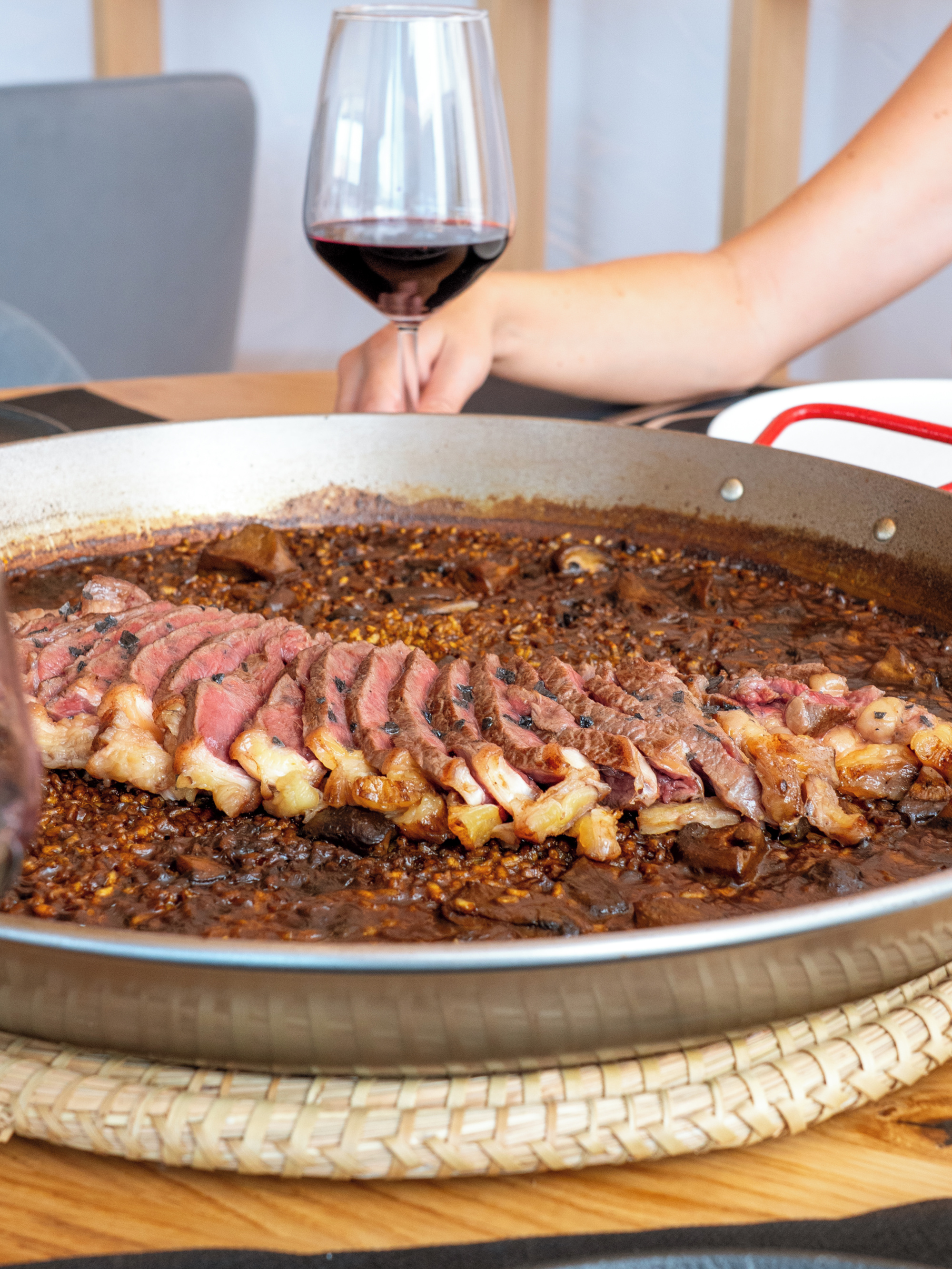 Cuando el mar y la montaña se encuentran… nacen cosas así 🥘
Pregunta por nuestras sugerencias del chef 👨🍳
📲 Reserva y ven a probarlo.
#OlaveSitges #restaurantesitges #PuertoDeSitges