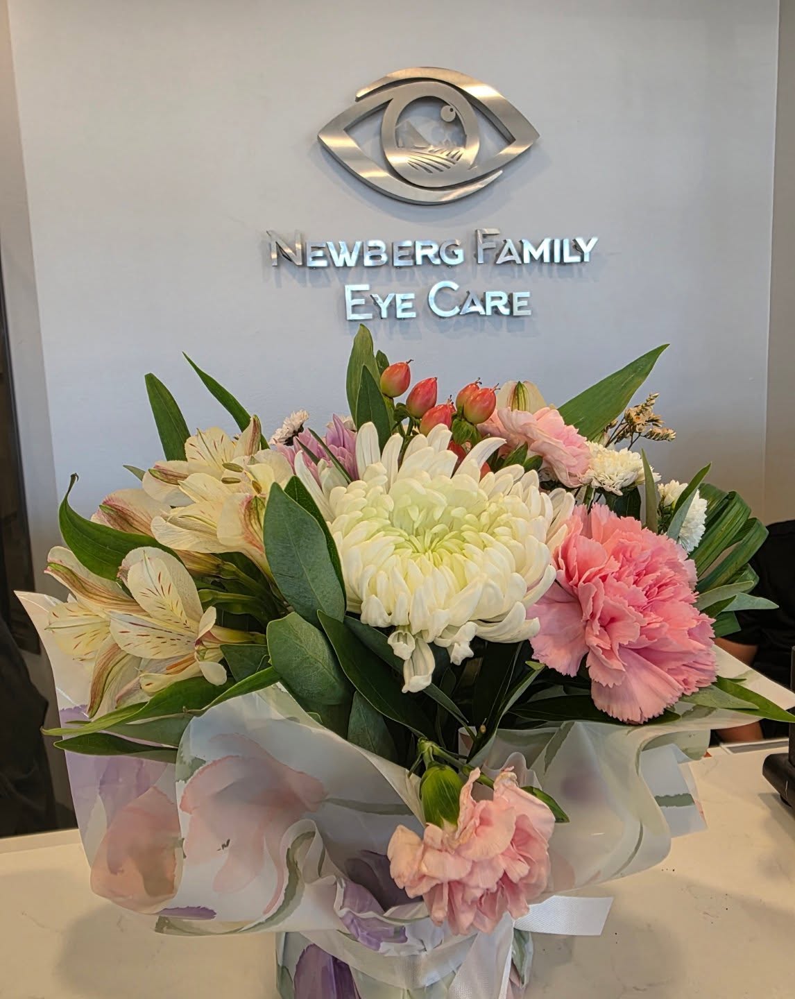 Some days the patient love just hits harder - this morning the kind words, appreciative patients, flowers, and smiles all hit a little deeper ❤️
Love this community that has become family over the last 6 years!
#humbled #full heart #bestpatients #beststaff #bestcommunity #newbergfamilyeyecare #newbergeyes #sherwoodeyes #maceyes
