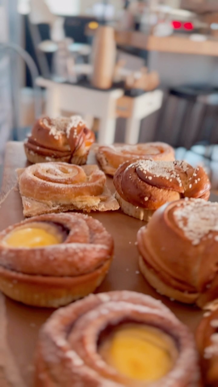 Fikatime!
Fyll kontoret med doften av nybakad lycka! đđ
#NattbaktaBullar #Frukostleverans #MorgonLycka #Morrisandbens #företagscatering #frukostpÄjobbet #företagsfrukost #brunch