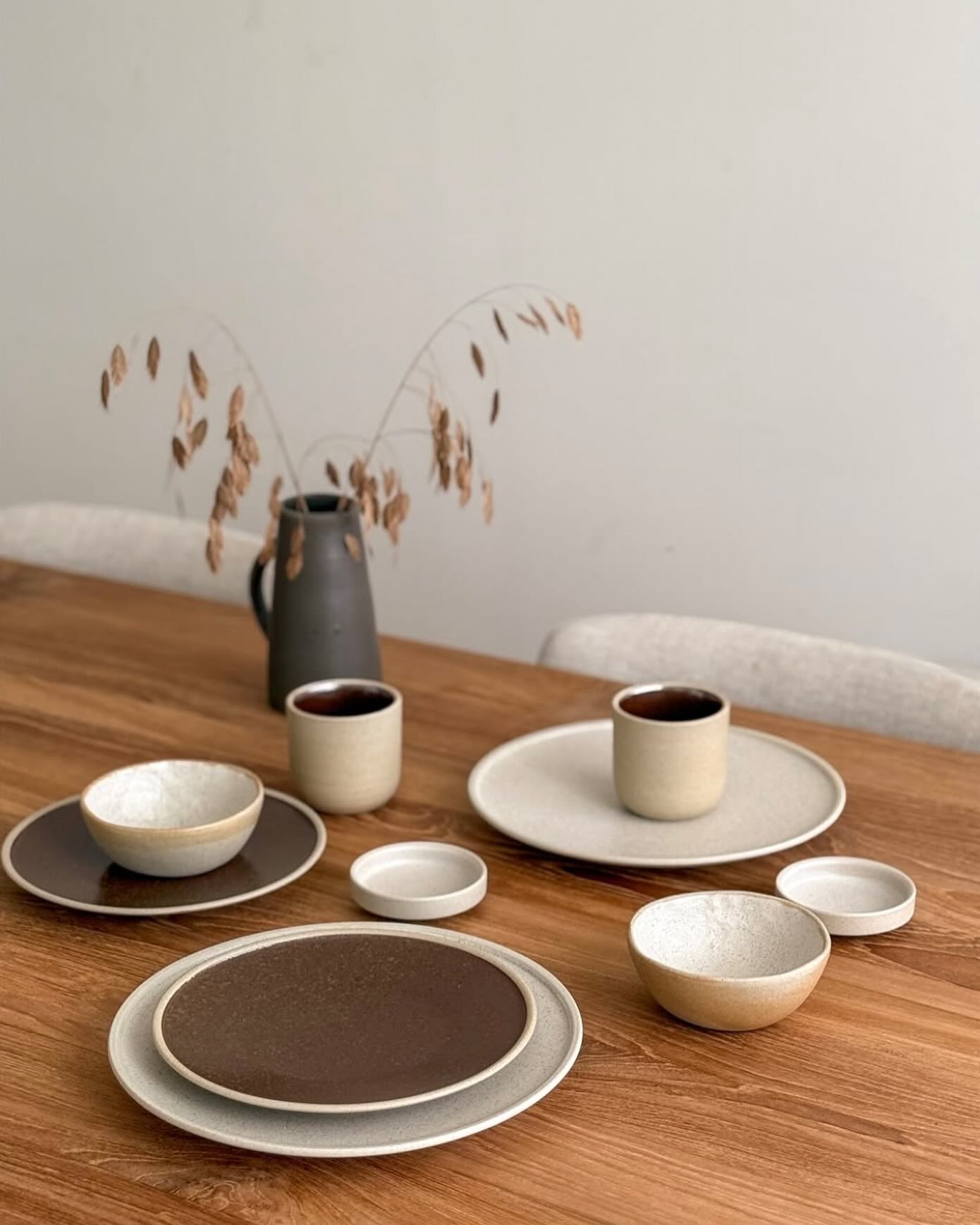True harmony, custom-glaze. This is a stunning pairing created by our partner @base.piece. They’ve created a beautiful rich brown glaze from our Night & Day forms, and the warm, rustic result compliments our Daybreak colour way perfectly! We’re obsessed!
📷: @base.piece
#nightandday #donbellini #tableware #customglaze #plates #bowls #porcelain