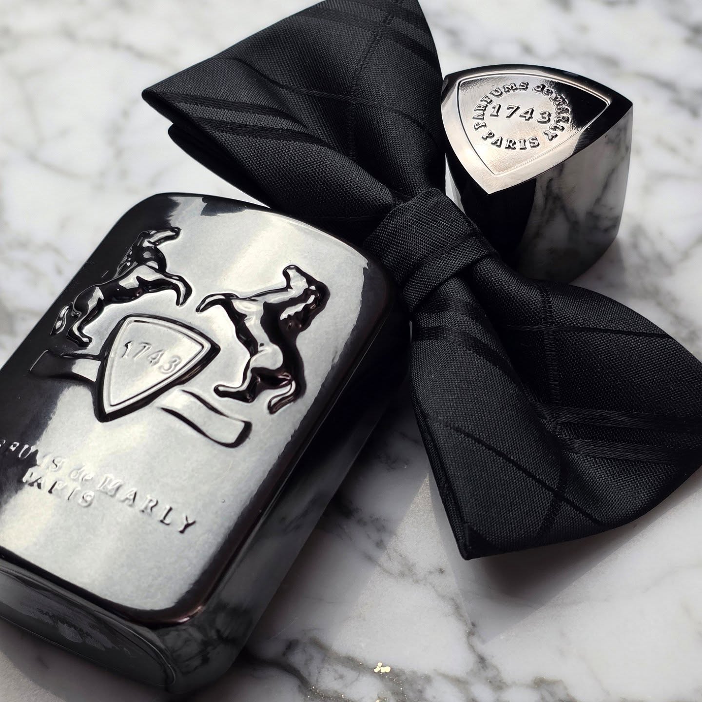 Marketed for him, but it smells better on me. Herod by Parfums de Marly
.
.
.
.
.
.
.
Top notes: cinnamon and pepper wood. Heart: osmanthus, tobacco leaf, labdanum and incense. Base: vanilla, cedar, vetiver, patchouli, iso e super, cypriol and musk.
.
.
.
.
.
.
.
#perfume #nicheperfume #perfumecollection