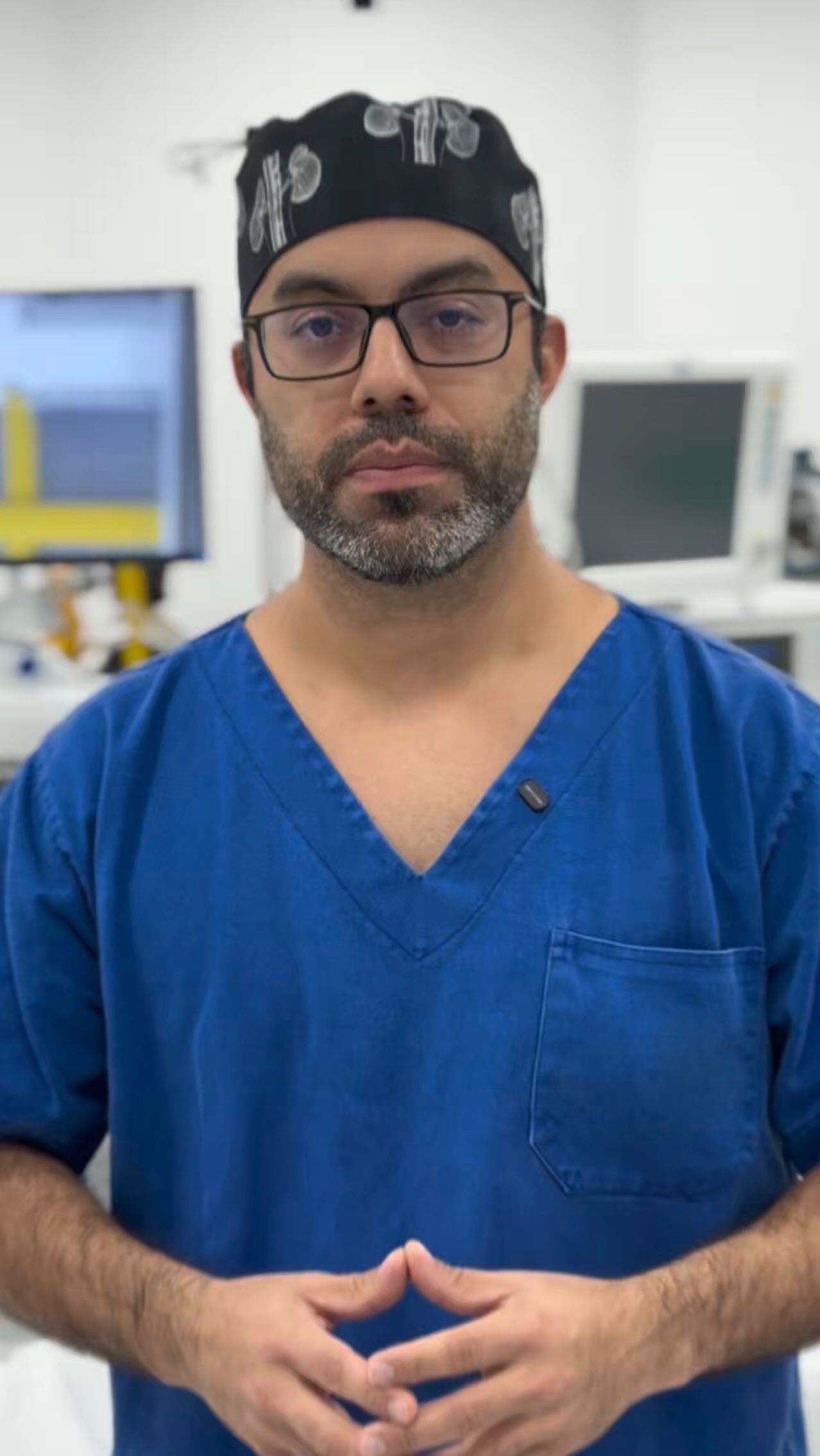 Você sabia que uma das dúvidas que mais recebo aqui no Instagram é sobre cálculo renal?
Muitas pessoas sentem dores, desconfortos ou percebem algo diferente e ficam em dúvida se pode ser pedra nos rins.
No vídeo de hoje, eu explico de forma simples os principais sinais e o que você deve observar para entender se esse é o seu caso. Então, se você já teve ou tem receio de estar passando por isso, acompanha esse vídeo até o final.
Vamos conversar sobre saúde de forma leve e direta.
#CálculoRenal #SaúdeRenal #PedraNosRins #DúvidasFrequentes #UrologiaExplicada #DrNathanael #CuideDaSuaSaúde