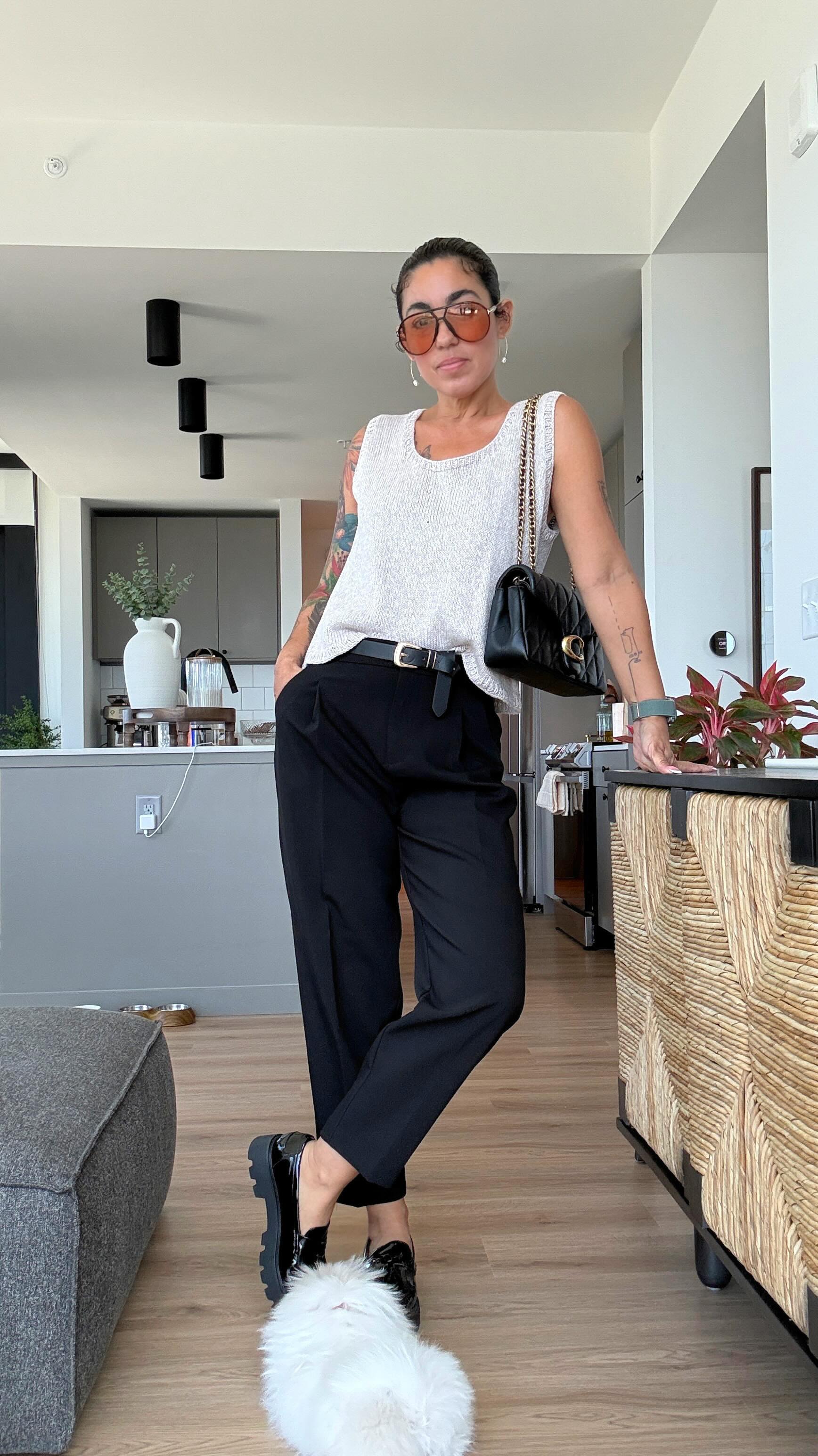 I knitted this top a long time ago and forgot how good it is, knitting another one asap! It’s a knitting pattern by @knitcroaddict. The pants are in the works, pattern coming soon ☺️ Have a great day! 🥰