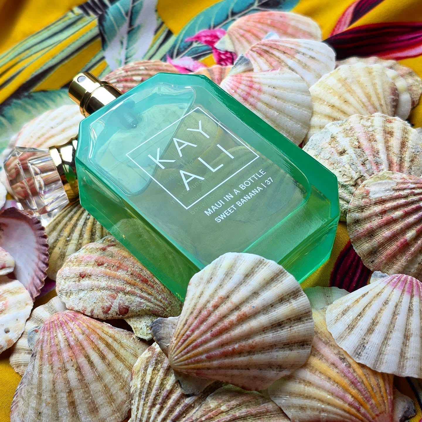 Still chasing the sunset with Maui in a Bottle. The summer isn't over yet.
.
.
.
.
.
.
Top notes are Banana and Pear; middle notes are Coconut and Jasmine; base notes are Vanilla and Sandalwood.
.
.
.
.
.
.
#perfume #perfumecollection #sephora