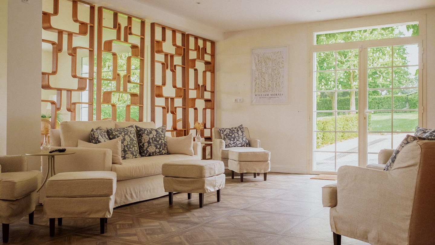 Niché au cœur du domaine, Le Salon Vert vous accueille dans une ambiance raffinée et lumineuse, ouverte sur les jardins.
✨ Parfait pour vos réceptions, séminaires ou moments d’exception, ce lieu allie charme naturel et confort moderne.
Ici, chaque détail est pensé pour sublimer vos événements, dans une atmosphère sereine et inspirante.