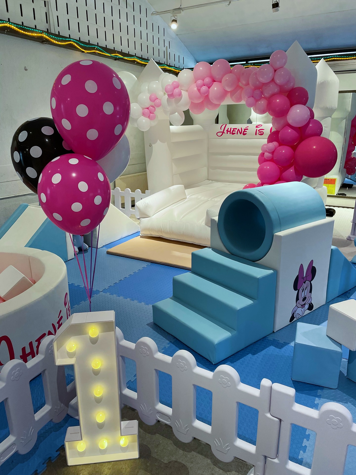 A magical Minnie Mouse celebration! We personalize every detail with matching soft play, balloon garlands, custom color schemes, and more to create the perfect party setup for your little one. 💕🐭 #MinnieMouseParty #BalloonGarland #SoftPlayFun