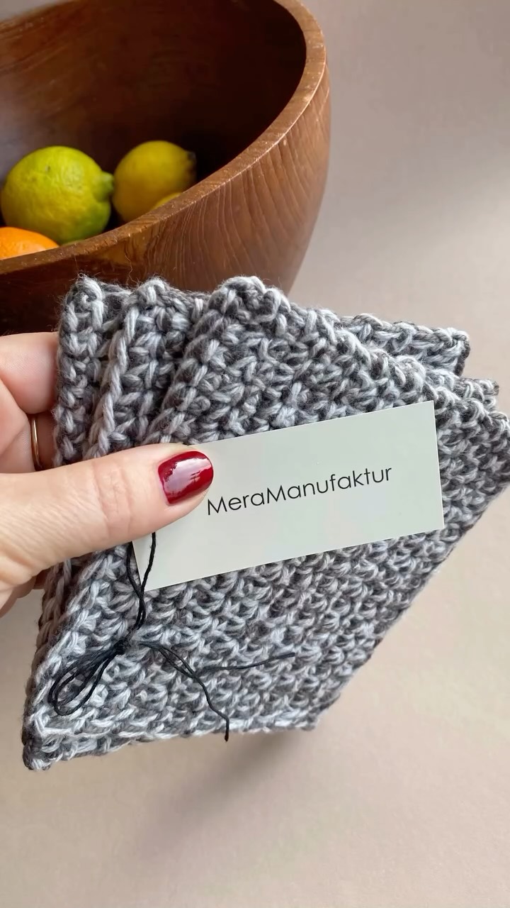 Untersetzer aus Recycelter Baumwolle.
Wofür braucht man diese kleinen Dinger eigentlich nicht ? Sie schützen die Oberflächen und sehen dabei auch noch richtig gut aus. Ob unter einer Tasse, unter einer Teekanne oder einer Müslischale. Wir haben unsere Untersetzer aus recycelter Baumwolle in tollen Farben handgefertigt. Wunderbar auch als individuelle Eyecatcher.
#nachhaltig #untersetzer #interior4you #handgemacht #interiordesign #cottondesign #habdmade #