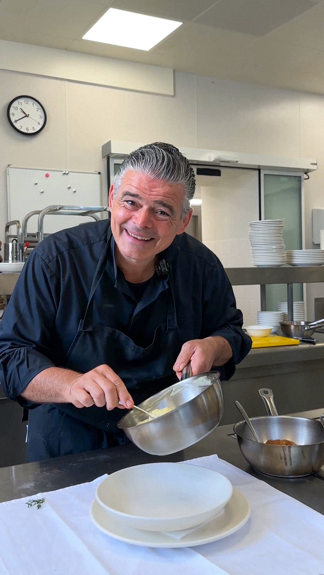 Wir wünschen euch einen wunderschönen Feiertag! Echte Wiener Küche - kaiserlich serviert von Andi. ☺️
#SchlossSchönbrunn #Vienna #VisitVienna #VisitSchlossSchönbrunn
#Joseph2 #WienGenießen #Restaurant #RestaurantWien #Wien #Vienna #FoodGuideVienna #Foodguide #WienerKüche #visitVienna #SHIGroup #Wein #WienerWein