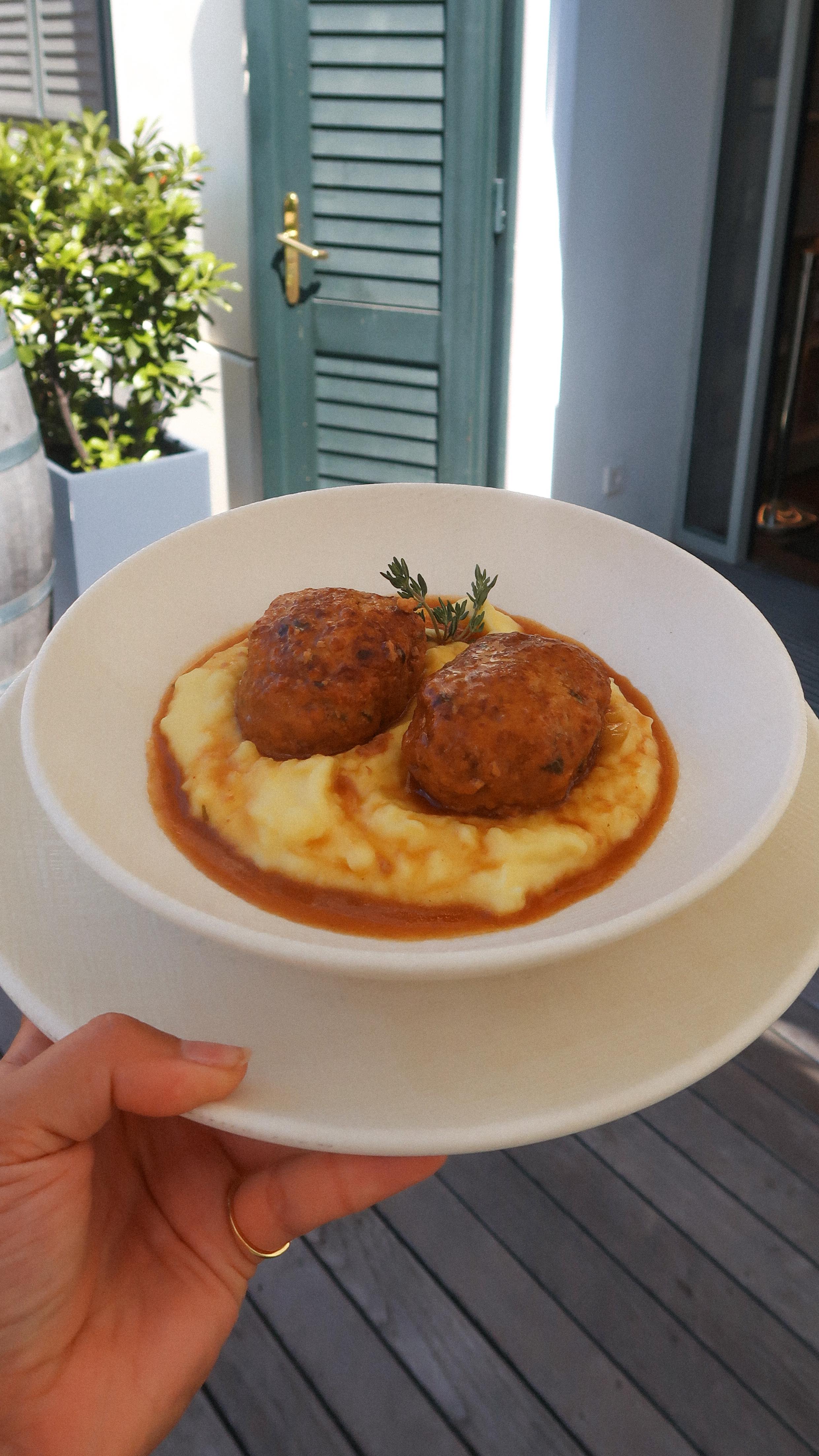 Heute tischt Andi das Kalbsbutterschnitzel auf! 🥩🧈
Schon gewusst? Dieser Klassiker hat seine Wurzeln in der Wiener Hofküche des 19. Jahrhunderts – damals ein Luxusgericht für Adel und Kaiserhaus, zart in Butter gebraten. 🏰✨
#SchlossSchönbrunn #Vienna #VisitVienna #VisitSchlossSchönbrunn
#Joseph2 #WienGenießen #Restaurant #RestaurantWien #Wien #Vienna #FoodGuideVienna #Foodguide #WienerKüche #visitVienna #SHIGroup #Wein #WienerWein