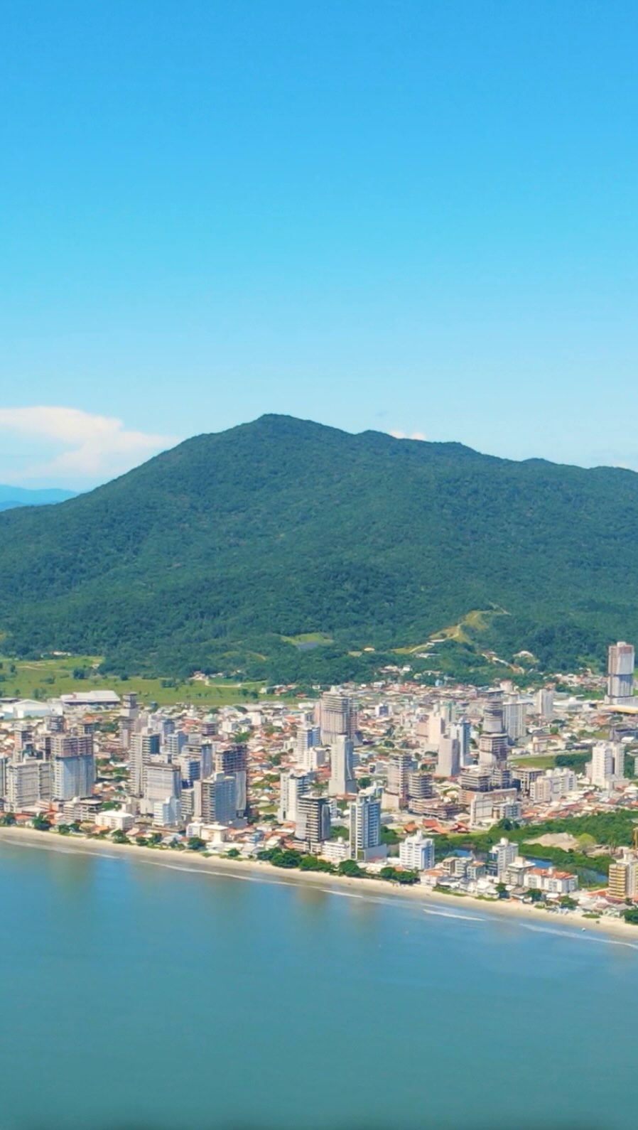 Cada vez mais brasileiros escolhem Santa Catarina para viver — e não é por acaso.
Com segurança, infraestrutura e cidades litorâneas em expansão, o estado se tornou referência em qualidade de vida e valorização imobiliária.
Assista ao vídeo e veja como a Top4D/Fascon acompanha esse movimento com projetos pensados para morar ou investir.