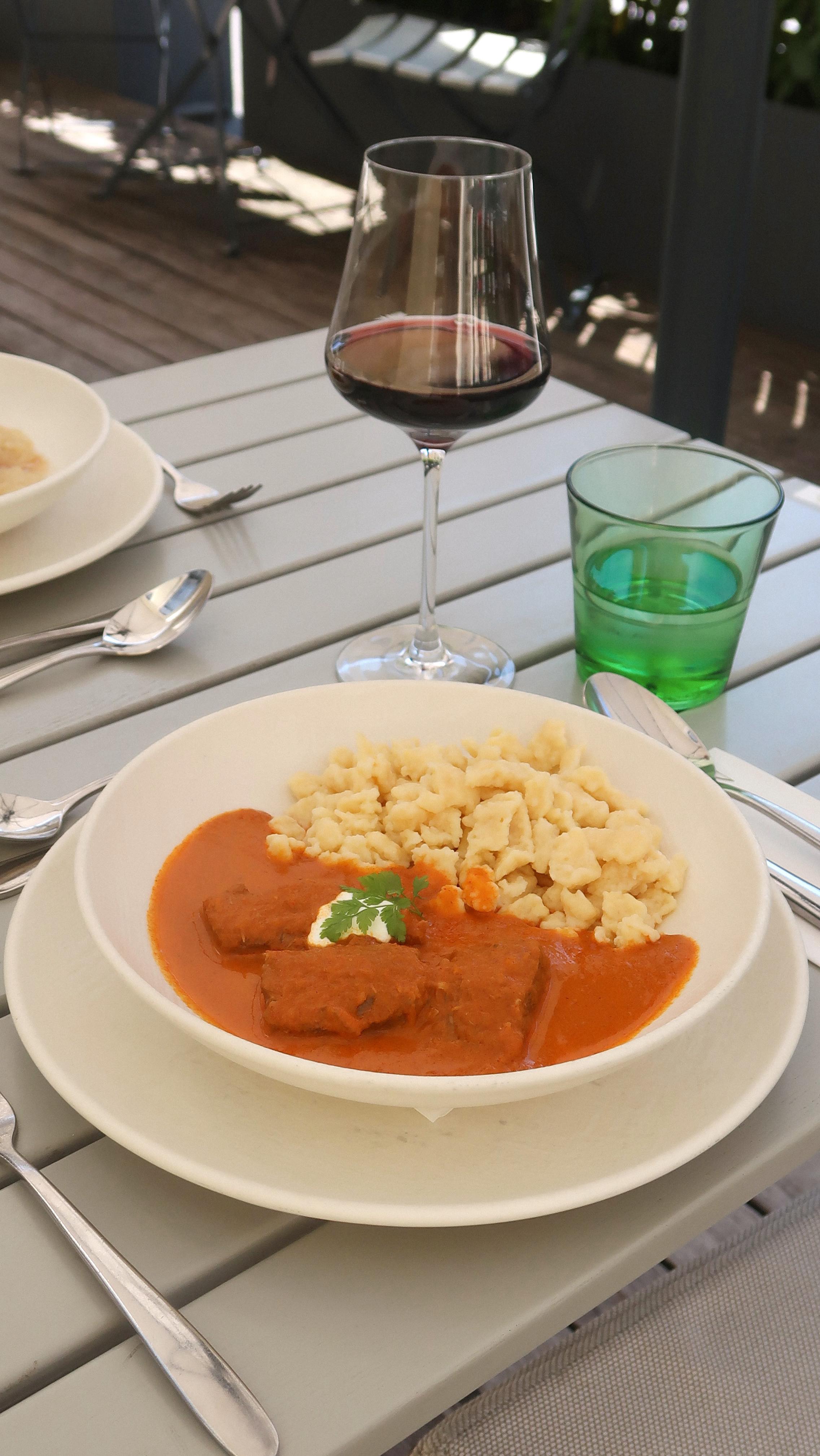 Einer der Klassiker seit dem 19. Jahrhundert: das Kalbsrahmgulasch. 🤩
Zartes Kalbfleisch, cremiger Rahm, flaumige Nockerln – von Andi mit viel Liebe gekocht und angerichtet, wie’s sein soll. ♥️
#SchlossSchönbrunn #Vienna #VisitVienna #VisitSchlossSchönbrunn
#Joseph2 #WienGenießen #Restaurant #RestaurantWien #Wien #Vienna #FoodGuideVienna #Foodguide #WienerKüche #visitVienna #SHIGroup #Wein #WienerWein