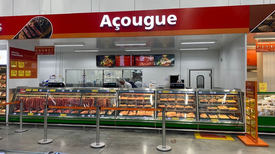 Obra de reforma interna da nova área PAF (Padaria, Açougue e Fatiados) com 400 m² realizada no Supermercado Atacadão, localizado na Rua Humberto de Campos em Osasco - Yolanda/SP.
A intervenção compreendeu a criação de novos ambientes conforme o layout e as funcionalidades definidas para as áreas de produção e atendimento ao cliente, incluindo a execução das câmaras frias do açougue. Foram realizados diversos serviços de engenharia civil, como demolições internas de piso e paredes, escavações para fundações e instalações, concretagem de bases e pisos, impermeabilização, regularização e aplicação de novos acabamentos.
Houve ainda serviços como substituição de revestimentos, pintura interna e adequações nos sistemas elétrico, hidrossanitário e de prevenção contra incêndio, assegurando conformidade com as novas demandas operacionais e sanitárias do espaço.