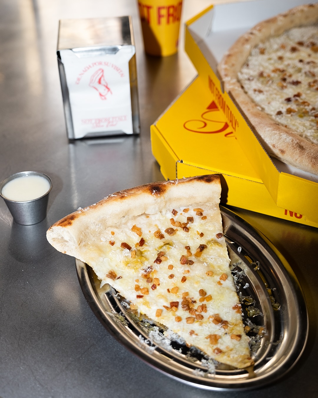 En los aviones siempre hay bolsas para vomitar la propia comida k ellos mismos te sirven así que estas vacaciones recuerda que tenemos servicio de take away. Nothing beats a jet2 holiday 🤌🏼🛩️