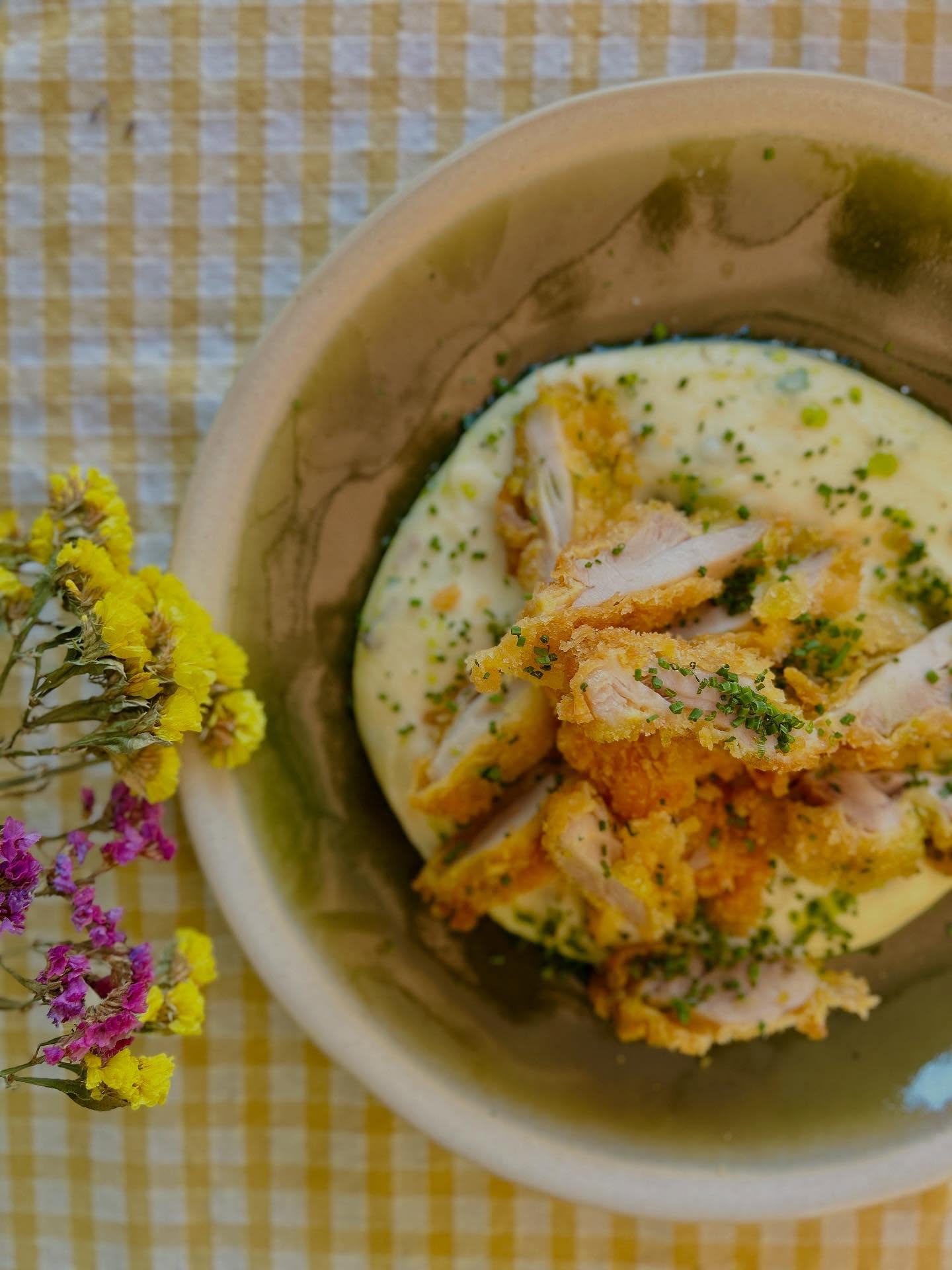 ÚJ heti ajánlat (2025.08.20.-2025.08.25)
08.20 szerda 11.30 - 21.00
Csütörtök-szombat 11.30-21.00
Vasárnap 11.30-17.00 
Joghurtos eperkrémleves
Tom Khai (leves)
Rántott csirkecomb zöldfűszeres burgonyapürével
Fokhagymàs harcsa satay szósszal és knédlivel
Panzanella
Füstölt csülkös kenyér puding
#emmarozs #emmarozsgrand #instafood #foodie #szeged #sourdoughbakery #bistro