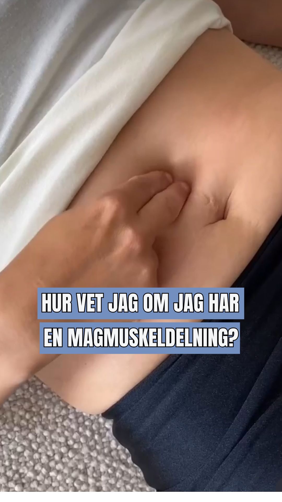 HUR VET JAG OM MINA MAGMUSKLER HAR GÅTT IHOP?
I takt med att magen växer för att skapa utrymme till bebisen så påverkar det våra muskler och ligament. Mot slutet av en fullgången graviditet kan man se en delning av de raka bukmusklerna på ca 10cm, något som är helt normalt.
Det som sker är att de raka bukmusklerna “flyttats” lite ut till sidorna på magen och att bindväven mellan dom, även kallad linea alba, har töjts för att ge plats till det växande barnet.
Efter förlossningen så börjar musklerna närma sig igen. Den snabbaste förändringen sker de första 12 veckorna, därefter rör de sig mot varandra i långsammare takt. Om du har en breddning mellan de raka bukmusklerna på +2cm (tidigare 3cm) klassas det som en rektusdiastas.
🔹 Men vad gör man med denna information?
Avståndet säger egentligen ingenting om funktionen eller styrkan i din mage, utan är mer en status om hur kroppen är just nu. Det kan vara en spännande utveckling att följa, men det betyder inte att man är mer eller mindre redo för träning.
🔹Vill du själv känna på din magmuskeldelning?
▪️Börja med att lägga dig på rygg med böjda ben, med fötterna mot underlaget/på golvet. Lyft lite lätt på huvudet och låt skuldrorna vila på marken.
▪️Placera 1-2 fingrar antingen under eller ovanför naveln och arbeta uppåt och neråt längs med mittlinjen av kroppen samtidigt som du trycker med fingrarna ner i magen för att identifiera kanten på de raka bukmusklerna.
▪️Testa att rucka lite med fingrarna fram och tillbaka i sidleds. Känner du avståndet? Är det skillnad längs med vägen?
Det kan vara svårt att hitta och identifiera de muskler som ska palperas fram, så om du vill ha hjälp kan du boka in en tid med mig. Maila: benitajonsson@outlook.com 💙