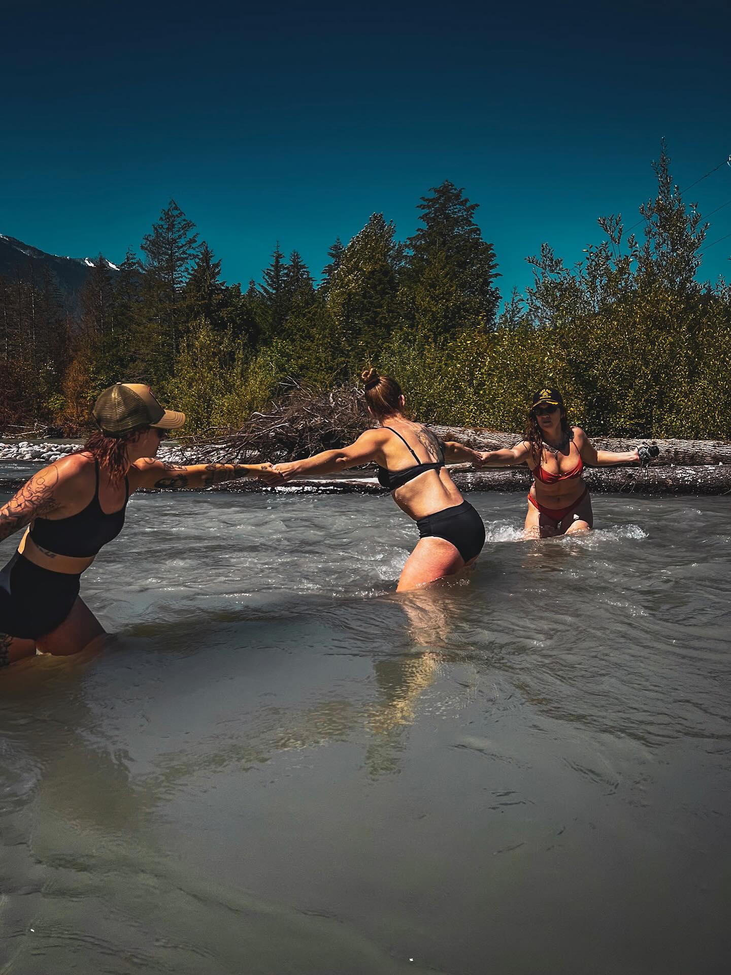 Arrive solo. You’ll never leave that way 💕