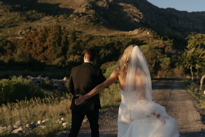 Some of Olive Rocks best features-the stunning setting of the Witzenberg Mountains. Add fairy lights and all your favourite people and you have a magical environment for your dream wedding.
#oliverock
#mountainwedding
#fairylight
#gardenwedding
@olive_rock_venue
@saweddings
@mattcarrphotography
@tulbagh