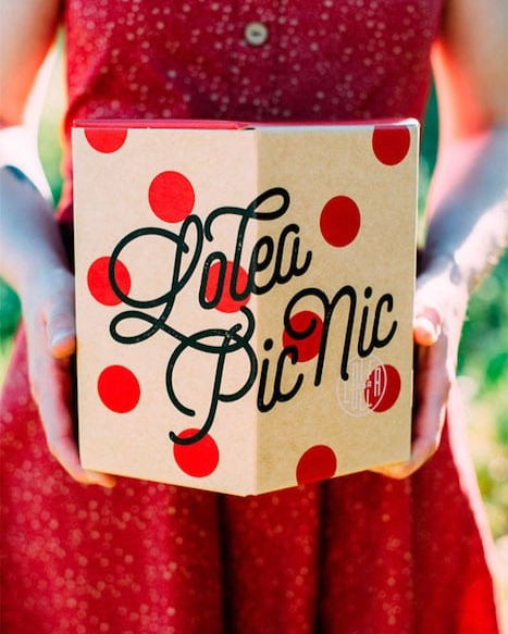 Coffret Picnic LOLEA !
Dans cette belle boîte en carton, vous retrouvez 8 mini bouteilles de lolea 20cl, avec 8 gobelets + 8 pailles et 1 décapsuleur.
Encore de belles journées s'annoncent pour profiter d'un bon pic nic, c'est le coffret idéal pour se rafraîchir, et accompagner nos plateaux de tapas à emporter.
Attention, les quantités sont limitées.
- 30€ le coffret seul
- 25€ le coffret pour l'achat de deux grands plateaux mixtes tapas et charcuterie