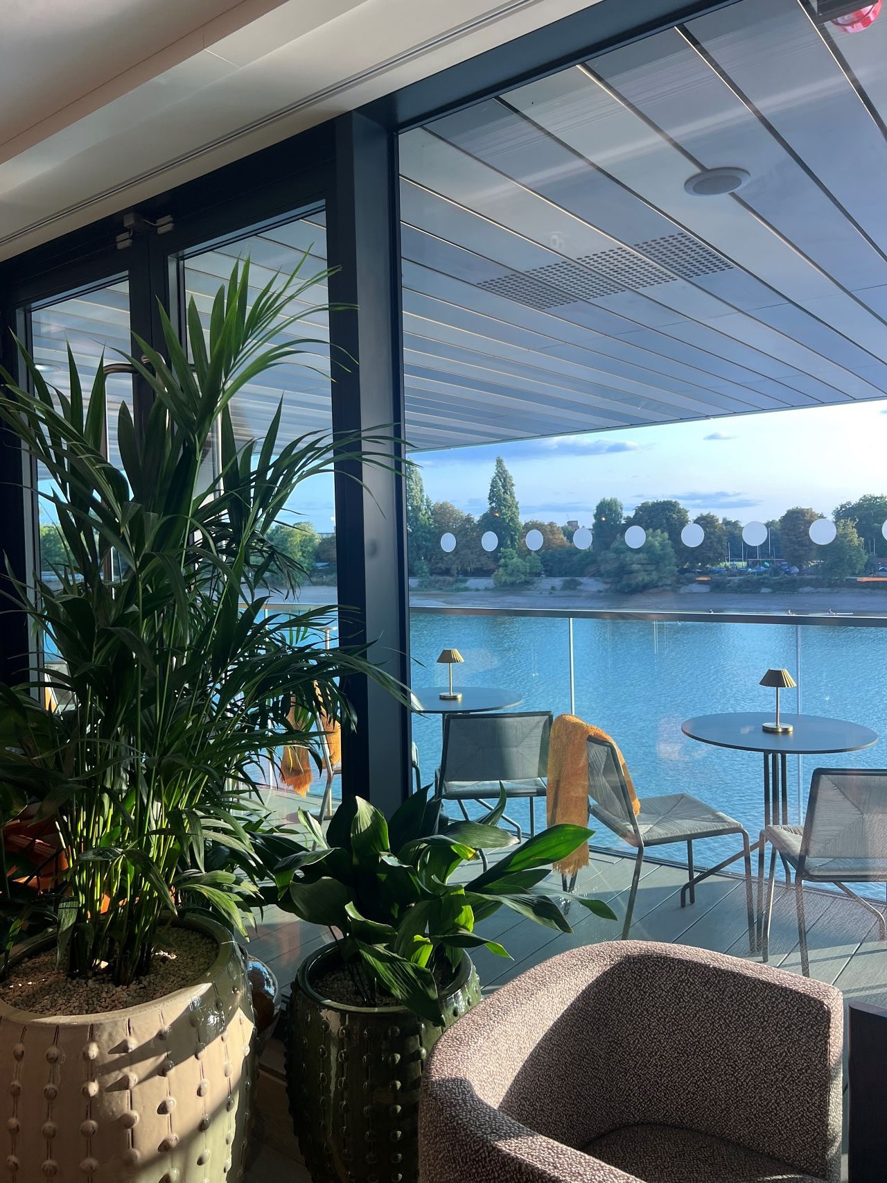 A lovely Tuesday evening spent exploring the new Fulham Pier venue for REPS United.
A great opportunity to speak with some familiar Reps and new Reps!
Thank you to hosmarkhotels for the invitation! A beautiful way to watch the sun go down ☀️
.
.
.
#limebluesolutions #travel #hotels #events #design #venue #live #virtual #production #av #incentives #rewards #client #sitevisit #uk #successful #networking #LuxuryHotelsUK #venuefinding #eventprofessionals #eventprofsuk #berkshire #cookham #creativesolutions #eventstyling #lifestyle