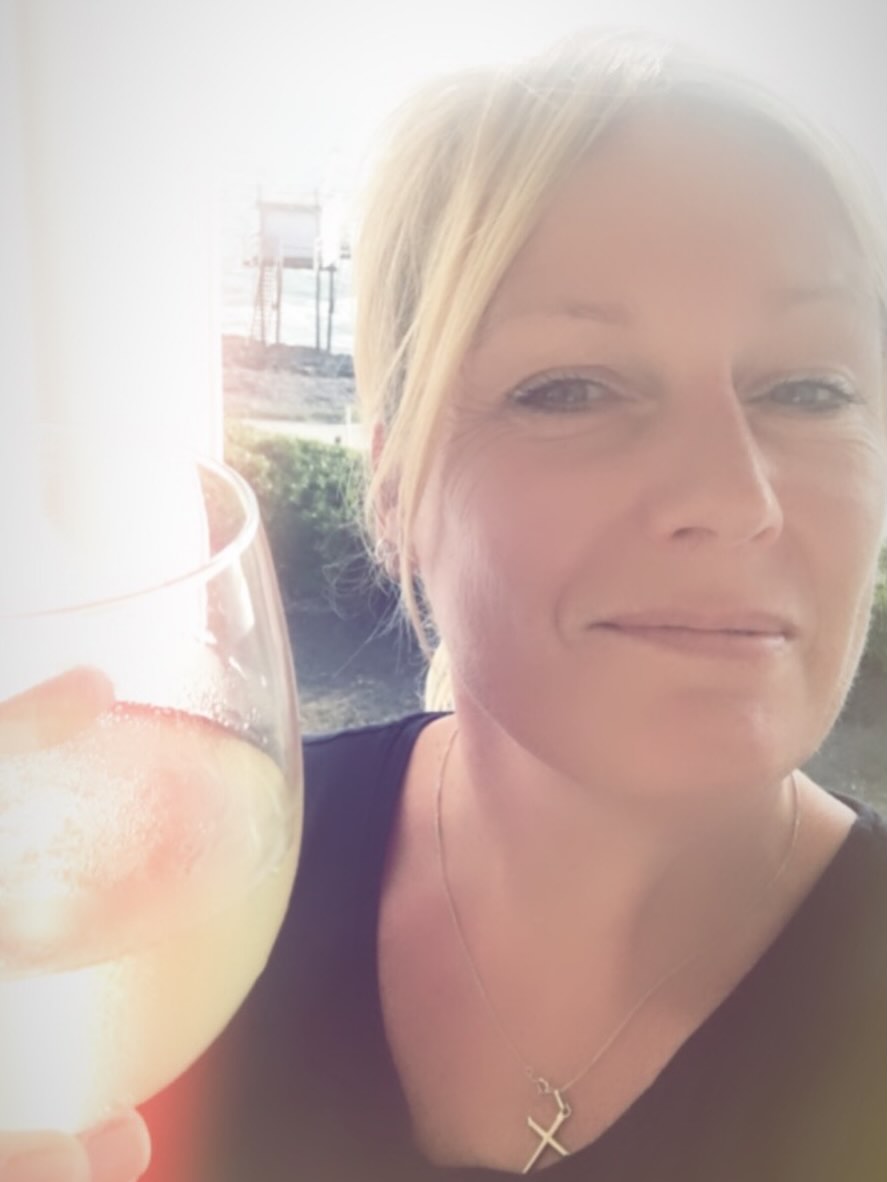 Première partie ✨ Un grand merci à tous pour vos messages à l’occasion de mon anniversaire 🙏🥰😇 Si on m’avait dit un jour que d’avoir 50 (plus 1 an 😅) allait m’apporter tant de compréhension mais aussi réponses sur le sens de la vie j’aurais signé de suite. Même si c’est le chemin d’une vie entière d’apprendre sur soi, d’apprendre de soi, d’apprendre de la vie, d’apprendre en général. Après bien sûr cela reste un chemin personnel ou chacun doit vivre et mener sa vie comme il l’entend. Me concernant, je me rends de plus en plus compte le temps passant l’importance de s’écouter. Si je pouvais faire un bilan du début de ma cinquantaine je dirais que :
✨ j’ai appris à m’écouter
✨ j’ai appris à me respecter davantage
✨ j’ai appris à écouter aussi tout simplement ce qui se passe autour de moi
✨ j’ai appris de la patience
✨ j’ai appris de la persévérance
✨ j’ai aussi décidé et ça c’est ma phrase fétiche. « Que tout ce qui m’emmerde sort de ma vie » 👍😅 (essaye tu verras ça marche bien)
✨ j’ai appris à redécouvrir des personnes sous un autre angle de vue
✨ j’ai appris à m’aimer davantage (et oui malgré tout ce n’est pas facile et c’est le problème principal de beaucoup d’entre nous)
✨j’ai appris à dire non si je ne suis pas d’accord
✨ j’ai appris à me détacher de ceux qui voulait « agencer » ma vie (au passage dis-toi que même si on te dit que c’est ton égo qui parle, remercie plutôt ton âme car en réalité c’est elle qui t’indique la route à suivre et qui t’évite de ce fait d’être entouré de personnes qui ne te correspondent pas)
✨ j’ai appris à me faire davantage confiance
✨ j’ai appris de nouveaux métiers
✨j’ai compris et appris de moi sur ce que suis capable de faire et ce que je suis pas destinée (non les chiffres il n’y a rien à faire je suis archi nulle et je n’aime pas ça 😅😂) ✨ j’ai appris de l’écriture
✨j’ai appris du silence
✨j’ai appris de l’injustice, de la trahison, du rejet, de l’humiliation, de l’abandon (les 5 blessures de l’âme comme Gifi je prends tout 😁😂)
✨j’ai appris de la « nuit noire de l’âme » (ça aussi c’est du costaud 🤦♀️😅)
✨ j’ai appris à être maman (ma plus belle mission ❤️❤️❤️)