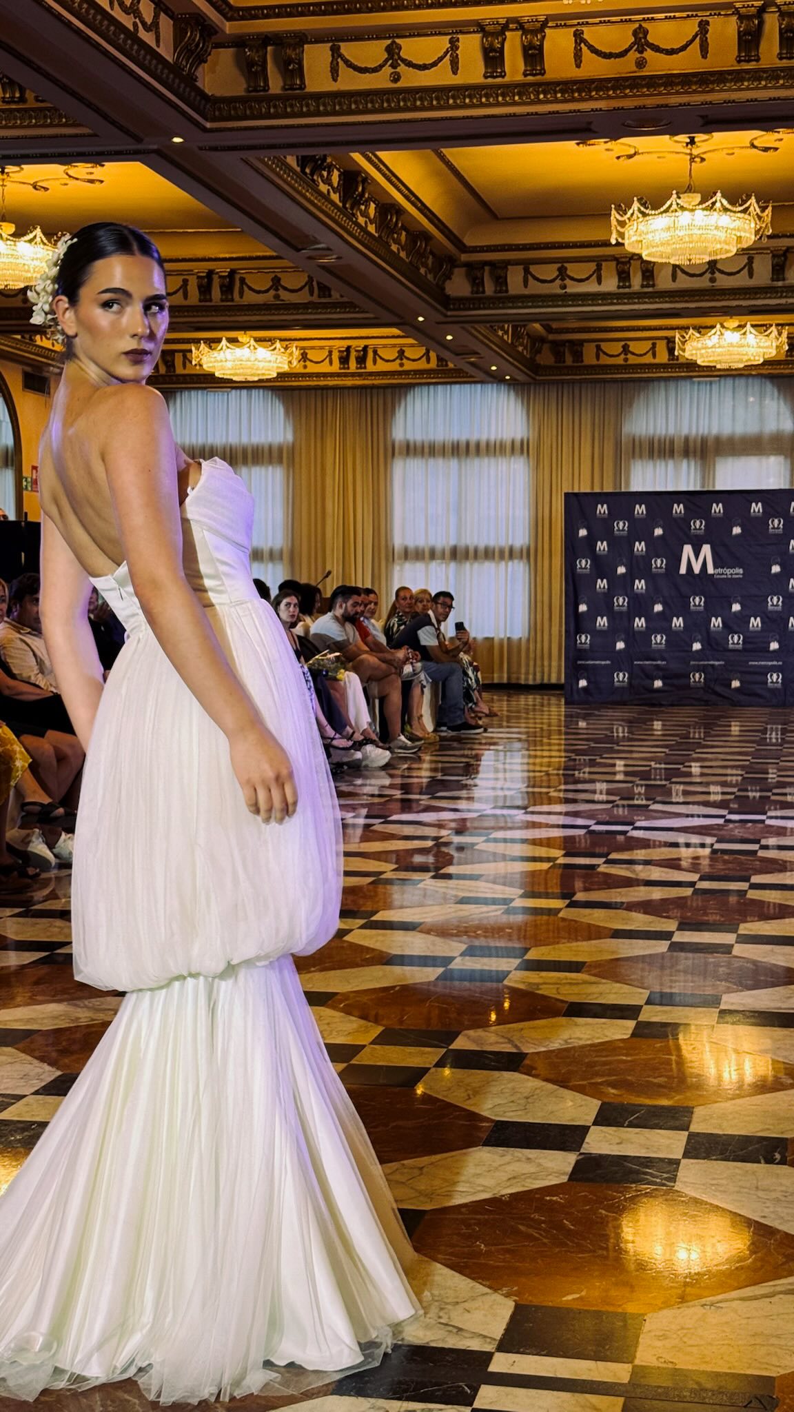 ✨ Elegancia, delicadeza y un trabajo artesanal excepcional iluminaron la pasarela.
En nuestro desfile de fin de curso, la colección de novia de alta costura deslumbró con diseños únicos creados por nuestros alumnos, donde cada detalle refleja creatividad, técnica y sofisticación.
Un verdadero homenaje al arte del diseño nupcial. 💫👰✨