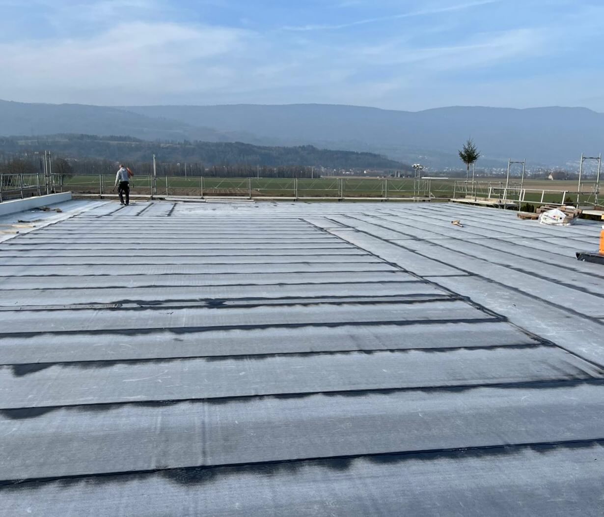 🔨🏗️ Baufortschritt Update!
Die Dampfbremse ist verbaut ✅ – sie dient aktuell als Bauzeitabdichtung und ist gleichzeitig die perfekte Vorbereitung für die kommende Dämmung.
Schritt für Schritt entsteht hier ein langlebiges, dichtes und energieeffizientes Dach. 💪☀️
