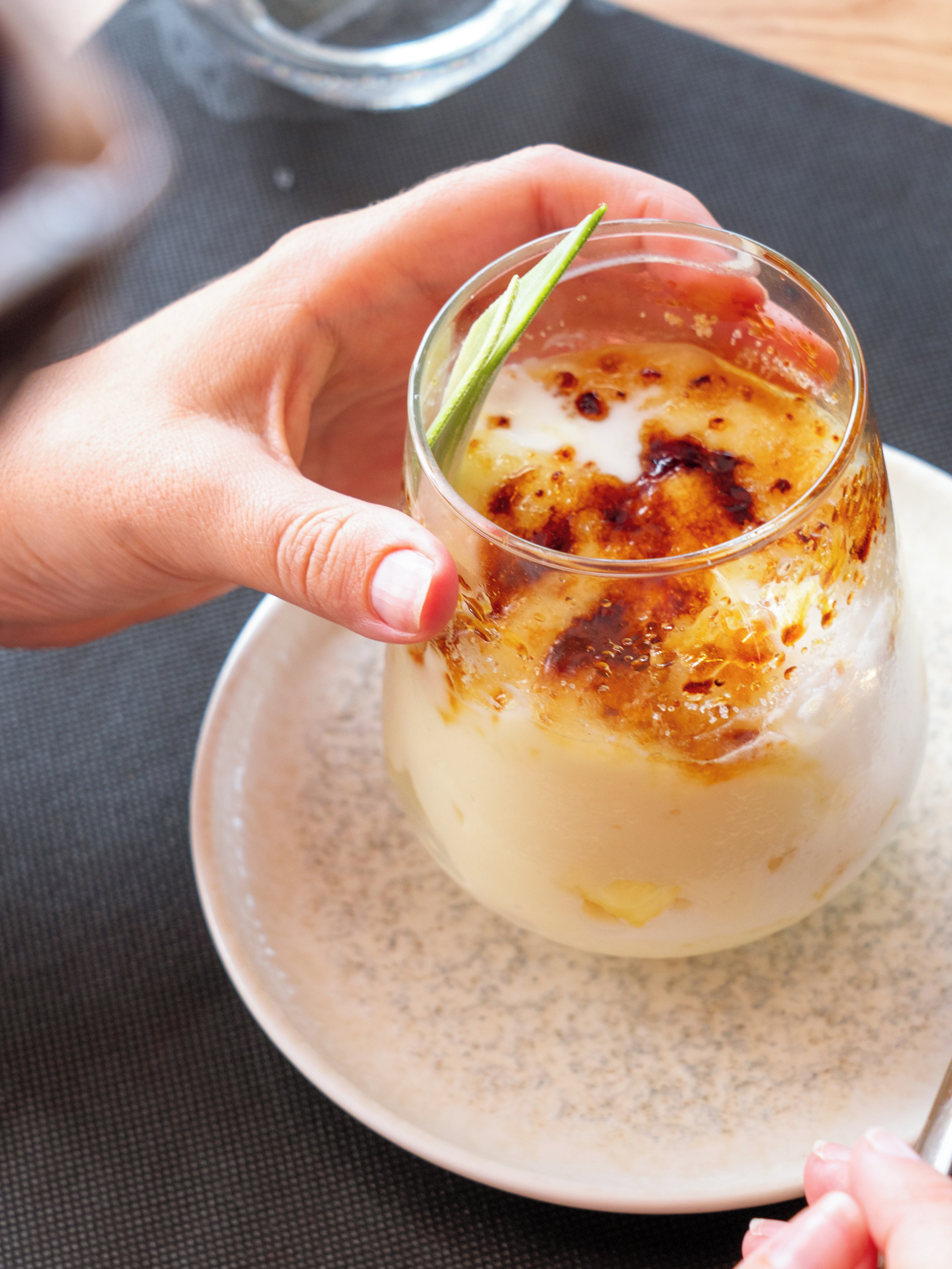 Sabe a playa, a brisa, a vacaciones 🏝️
Capas de crema catalana, piña fresca, helado de coco y un toque de Malibú… pura tentación tropical.
📲 Reserva y ven a probarla.
#OlaveSitges #CopaMalibu #Portdaiguadolç