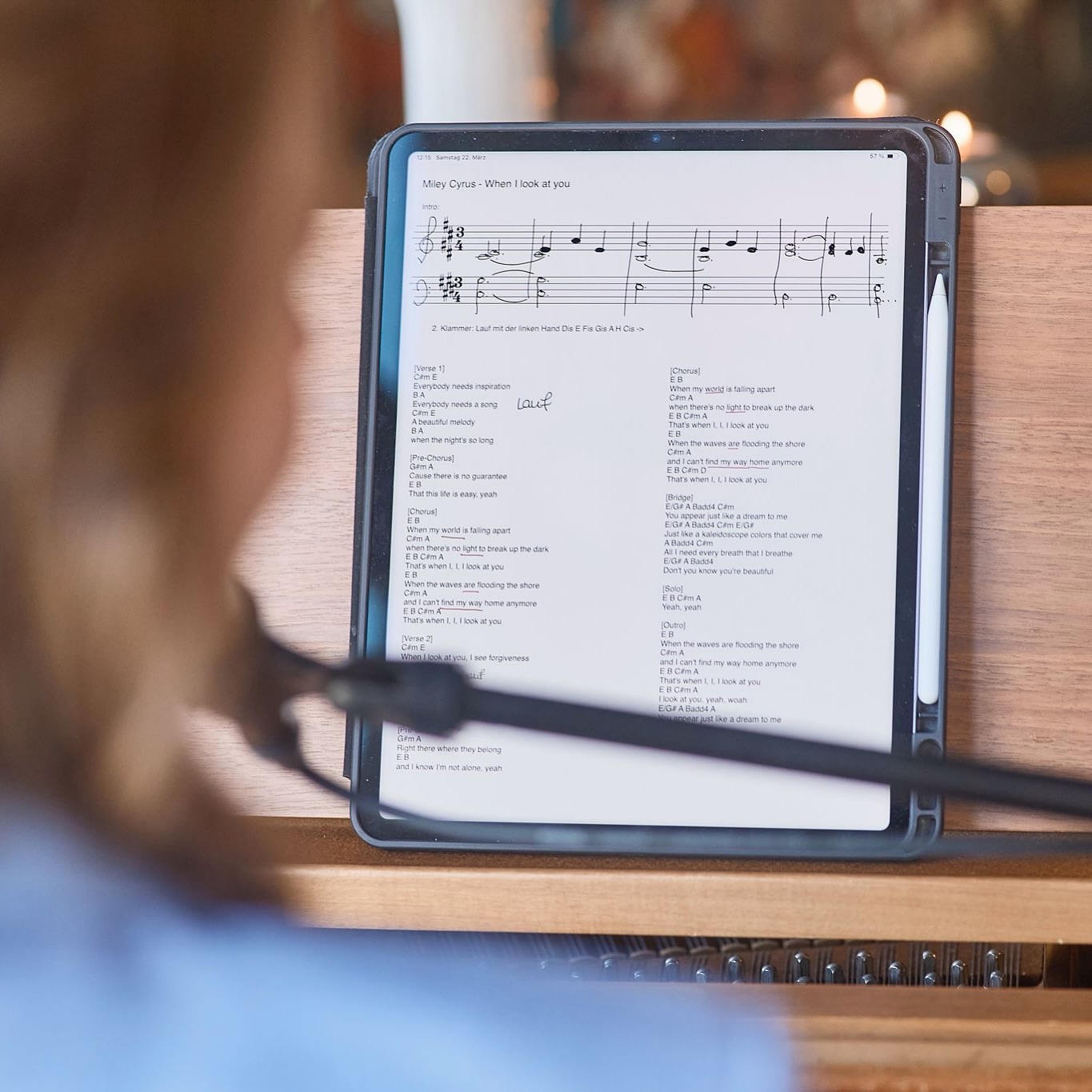 Aktuell laufen bei mir die Vorbereitungen für das kommende Wochenende - denn ich freue mich auf gleich drei Hochzeiten, die ich begleiten darf. 🤩 Zwei neue Songs wollen neu einstudiert werden und einige alte, die es aufzufrischen gilt. ✨ Also heißt es: Noten vorbereiten, Notizen machen, finale Proben,… 💪🏻
📸 Danke an @benitadiekmann für das Einfangen meiner Kritzeleien. 🫣 Damit könnte vermutlich niemand anderes etwas anfangen außer ich. 😁
#hochzeitssängerin #hochzeitssaengerinchristine #hochzeit #trauung #kirchlichetrauung #standesamtlichetrauung #freietrauung #sängerin #klavier #gesang #hochzeit2025 #heiraten #heiraten2025 #hochzeit2026 #heiraten2026 #weddingsinger #hochzeitsmusik #hochzeitsmusiker #wedding #singer #piano #vocals #weddinginspo #hochzeitsinspiration #hochzeitsinspo #hochzeittipps #hochzeitsplanung