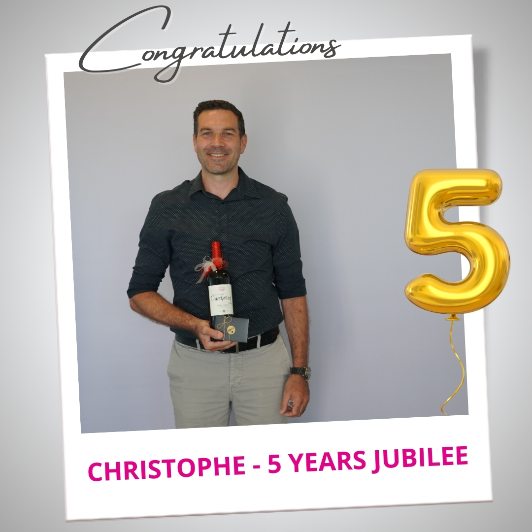 Christophe feiert sein 5. Jubiläum bei der Feller Pivotages SA. Herzliche Gratulation! 🎊
Christophe fête son 5ème jubilé chez Feller Pivotages SA. Sincères félicitations ! 🎊
"Eine lehrreiche Zeit, die mich geprägt hat. Ich bin stolz, Teil eines Unternehmens zu sein, das mit Tradition, Handwerk und Innovation zu einem unerlässlichen Partner der Uhrenindustrie geworden ist.
Mein Dank gilt meinen Kolleginnen und Kollegen, meiner Familie und meiner Ehefrau – für ihre Begleitung, Unterstützung und Inspiration.
Meine Motivation: Gemeinsam Zeit gestalten und unsere Geschichte weiterschreiben."
#fellerpivotagessa #jubiläum #jubilee #anniversary #5years #watchindustry #component #watchcomponent #swisscomponent #celebration #dankbar