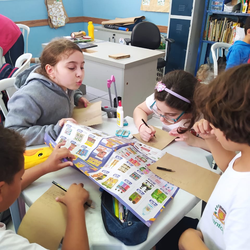 💡 Iniciando a Educação Financeira – Atividade: Indo às Compras 🛒💵
Hoje nossas crianças viveram uma experiência incrível e cheia de aprendizado!
Com o valor fictício de R$ 500,00 em mãos e panfletos de mercado, os alunos participaram de uma simulação de compras, aprendendo a escolher, planejar e calcular dentro de um limite.
Sob orientação da professora Áurea, a atividade foi um grande sucesso! 🙌
As crianças praticaram adição, subtração e multiplicação, desenvolveram noções de planejamento financeiro e aprenderam a importância de lidar com o dinheiro de forma consciente e responsável.
🌱 O objetivo foi proporcionar desde cedo o entendimento de que cada escolha tem impacto no orçamento e que economizar também faz parte do processo de aprender a crescer.
👏 Parabéns a todos os envolvidos e às nossas crianças, que deram um show de aprendizado!