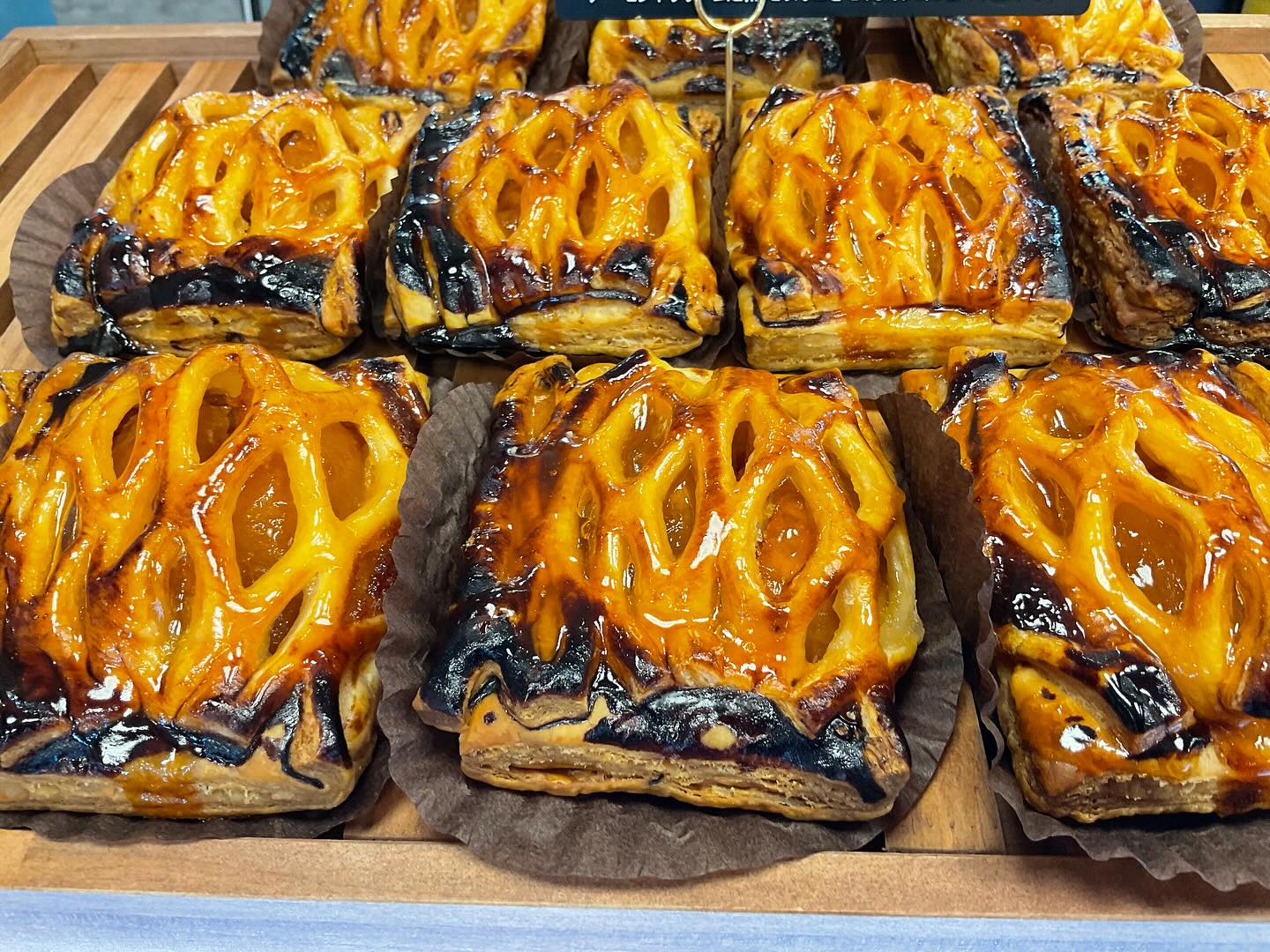 包み焼きりんごぱい
今年も毎日、焼き上げています。
大きなリンゴをたくさん使った人気のお菓子です。
ご予約も承ります
#CHALON #青梅シャロン#アップルパイ#包み焼きりんごぱい#シャロン#秋限定