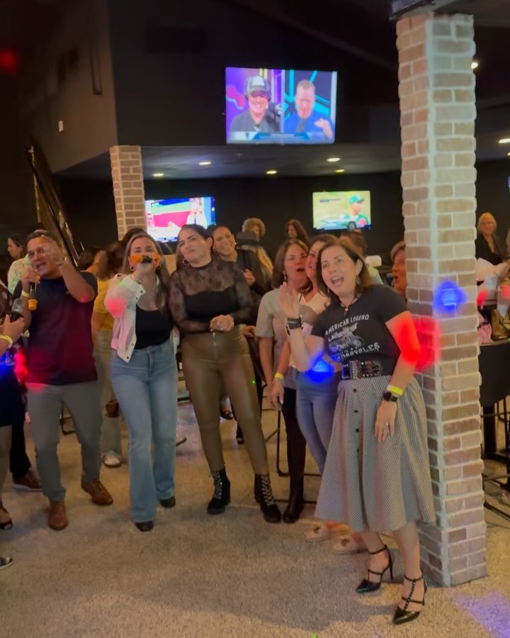 Corporate karaoke parties are some of the best!
We did this one at a fantastic brewery for a fun bank group and they loved every minute 🎉🎵🎤
Miami or Chicago, we got you covered 👍