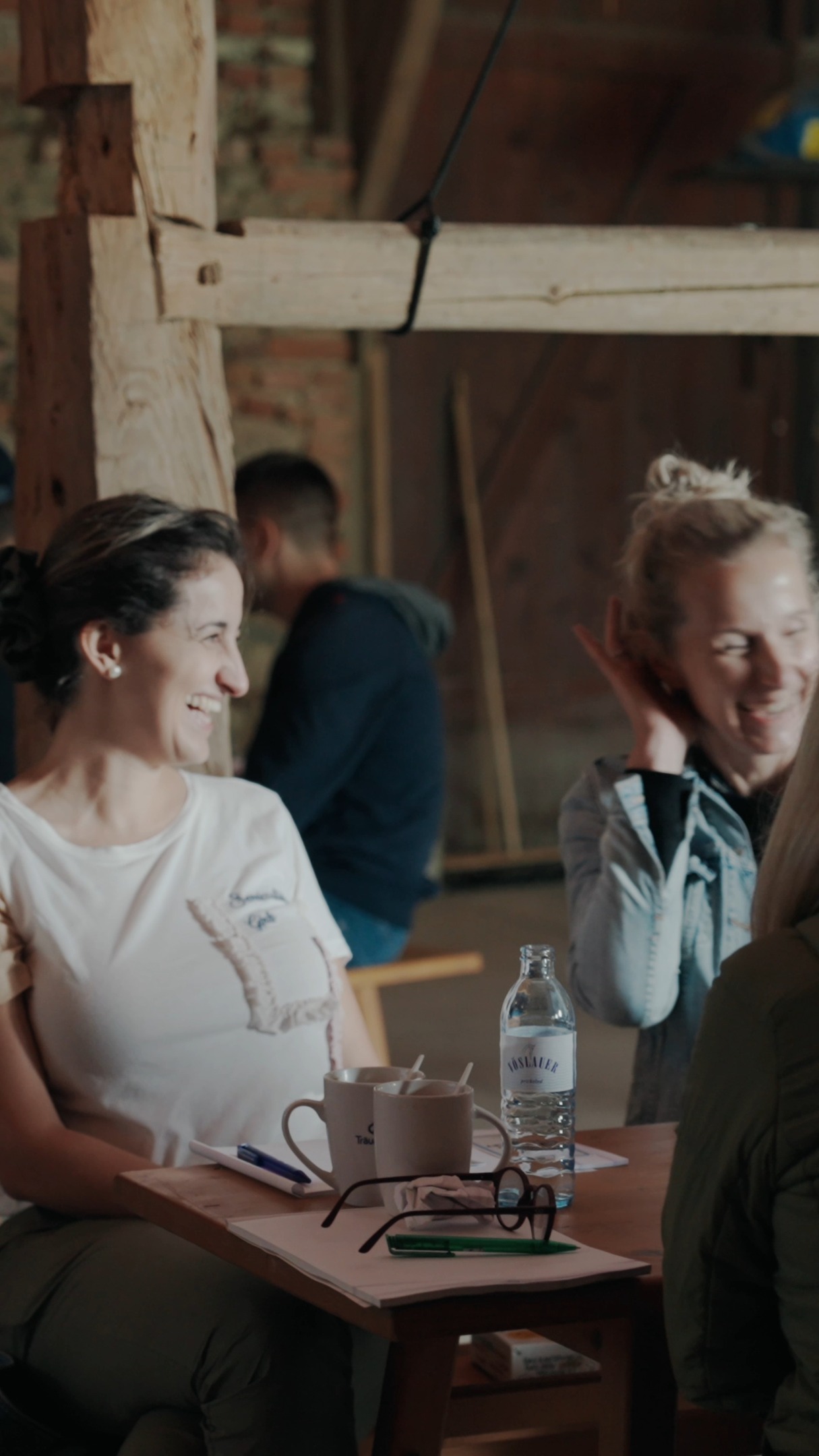 Es freut mich unglaublich, dass ich für das renommierte @traeumeland den ersten Wirk-Werk-Workshop umsetzen durfte. ✨ Das positive Feedback und die Resonanz haben mich überwältigt – und gezeigt, dass dieses Format einen Nerv trifft.
Es gibt bereits drei Folgebuchungen – und ab sofort ist der Wirk-Werk-Workshop auch offiziell verfügbar. Ein 3‑teiliger, außergewöhnlicher Erlebnis-Workshop mit viel Energie im Zeichen der Bucketlist Methode - was wir erleben?
🌅 Start beim Sonnenaufgang – ein Moment voller Energie
🎤 Erlebnis-Vortrag Extended – mit ganz viel Inspiration
🎲 Bucketlist-Kartenspiel in Teams – Teambuilding Deluxe
💡 Und die großen Fragen fürs Unternehmen, wie:
– Wie komme ich auf die Bucketlist meiner Kunden?
– Wie wird aus dem Kunden-Lebens-Zyklus ein Kunden-Erlebens-Zyklus?
🔥 Optional: die Feldschmiede mit anschließenden Grillen am Feuer – ein Highlight, das Gemeinschaft und Erlebnis noch stärker verbindet.
Die Bucketlist Methode „Vom Erlebnis zum Ergebnis“ ® wird damit erlebbar und spürbar. Das Ergebnis: Inspiration, neue Perspektiven und umsetzbare Ideen für Team & Unternehmen.
➡️ Hier gibt’s alle Infos zum Ablauf, den Mehrwerten und den Wirkstoffen des Workshops: www.bucketlist-schmied.com/wirk-werk-workshop
#WirkWerkWorkshop #BucketlistSchmied #EmployerBranding #Teamwork #Inspiration #Workshop #Bucketlist4Business